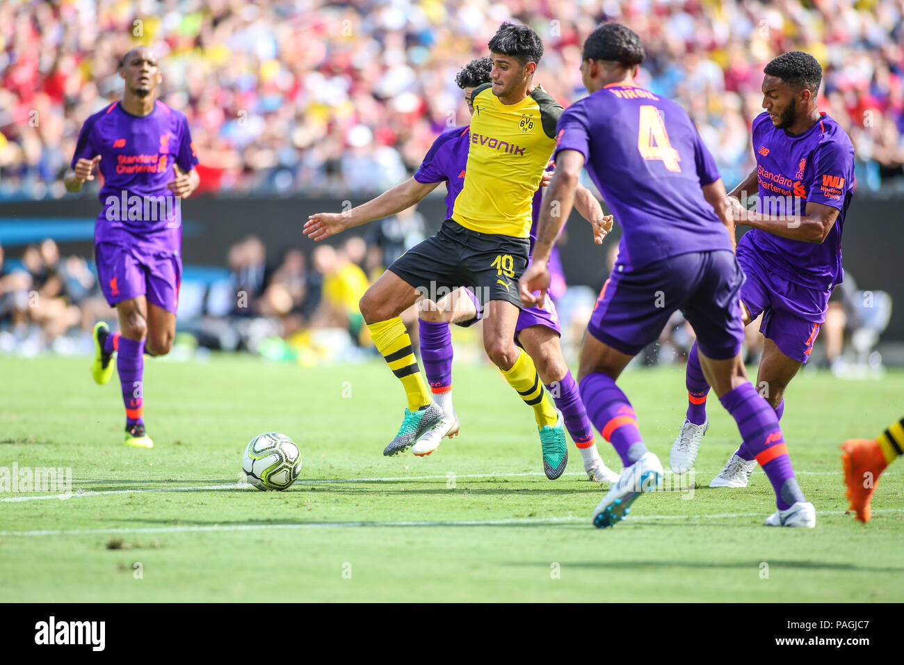 Charlotte, NC, USA. 22 juillet, 2018. Le milieu de terrain du Borussia Dortmund Mahmoud Dahoud (19) dribble entre défenseurs du Liverpool FC au cours de l'action de la Coupe des Champions entre le Liverpool FC vs Borussia Dortmund à Charlotte, NC. Jonathan Huff/CSM/Alamy Live News Banque D'Images