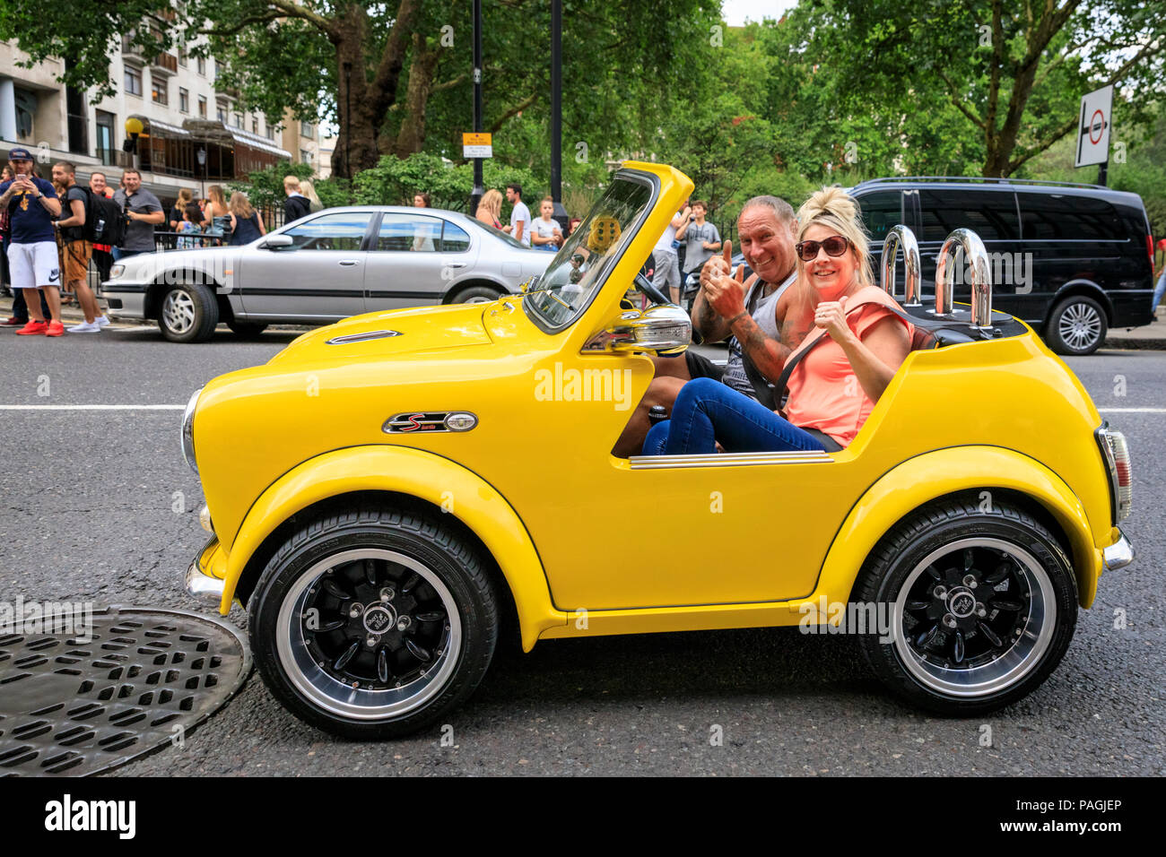 Sloane Street, Londres, Royaume-Uni, le 20 juillet 2018. Un "cut-down' Mini en jaune vif, avec un sourire et propriétaire M. Bean sur la planche de bord, vole la vedette et est clairement populaire. Supercars, haute performance et des voitures classiques, ainsi que quelques adaptations de caractère, s'alignent et conduire le long de Sloane Street pour Supercar Dimanche, qui voit autour de 400 voitures présentes. La rencontre meetup est organisé par Surrey Location rencontrez et sur les médias sociaux. Banque D'Images