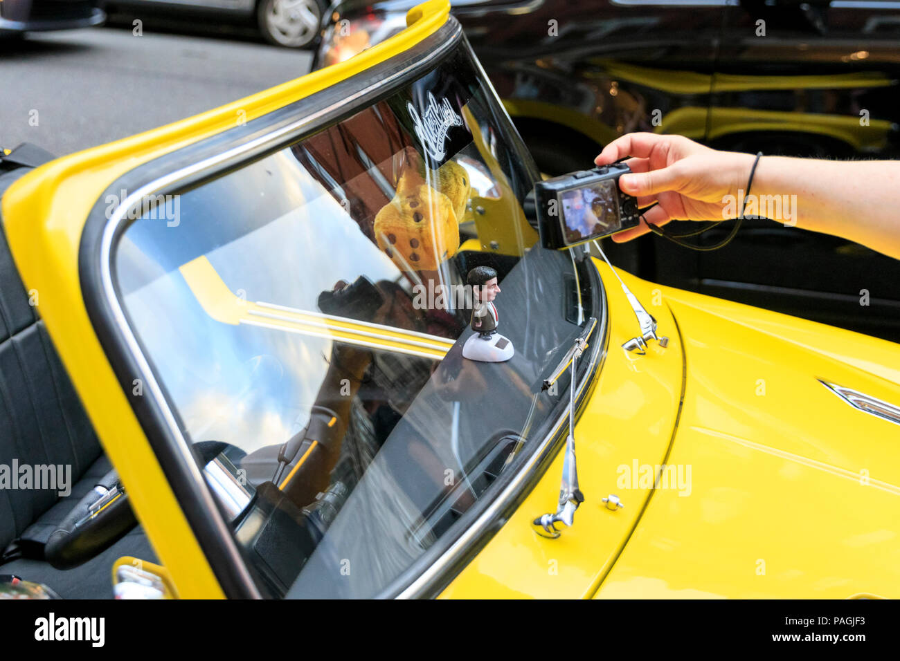 Sloane Street, Londres, Royaume-Uni, le 20 juillet 2018. Un "cut-down' Mini en jaune vif, avec un sourire et propriétaire M. Bean sur la planche de bord, vole la vedette et est clairement populaire. Supercars, haute performance et des voitures classiques, ainsi que quelques adaptations de caractère, s'alignent et conduire le long de Sloane Street pour Supercar Dimanche, qui voit autour de 400 voitures présentes. La rencontre meetup est organisé par Surrey Location rencontrez et sur les médias sociaux. Banque D'Images