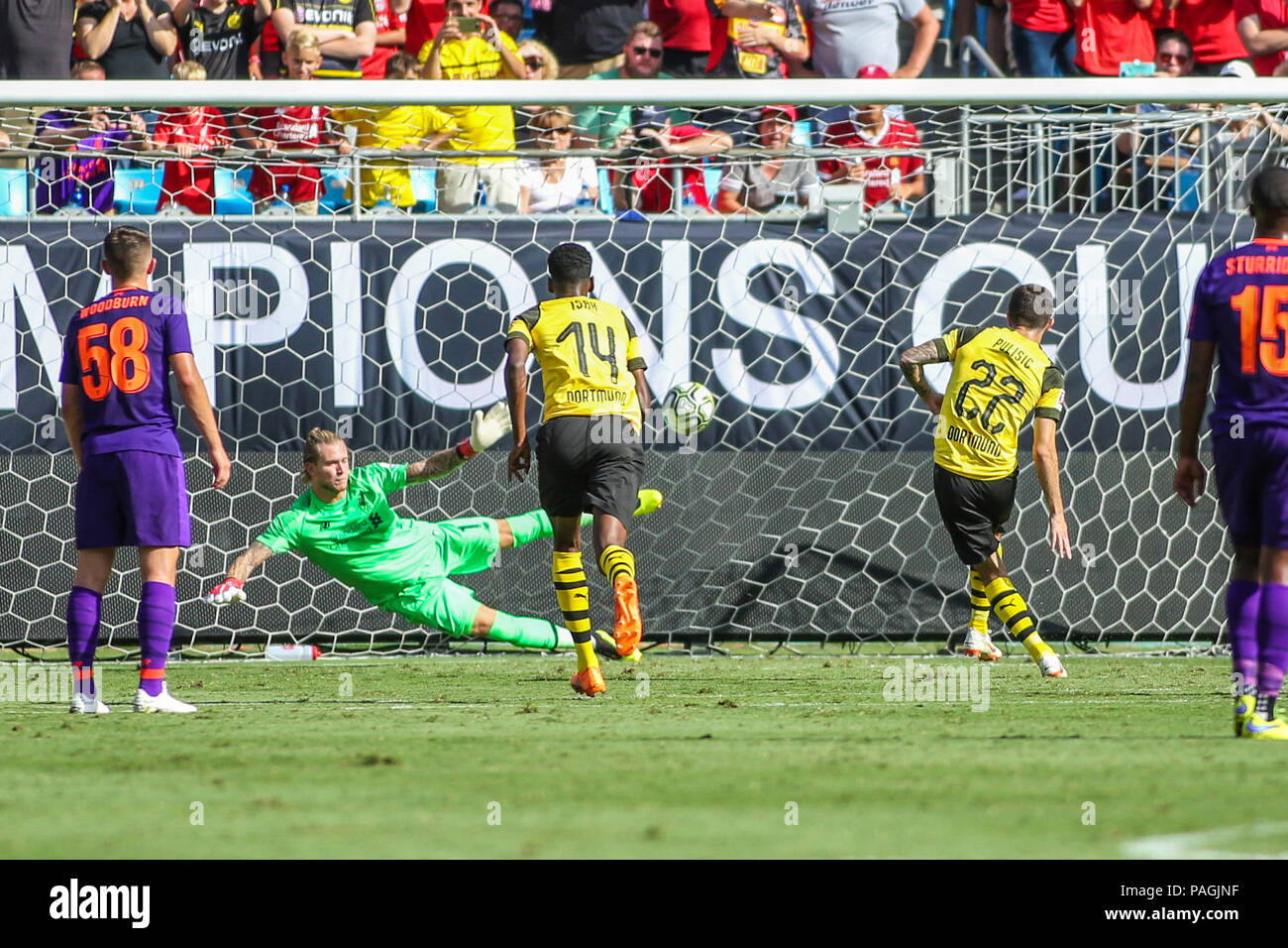 Charlotte, NC, USA. 22 juillet, 2018. Le milieu de terrain du Borussia Dortmund Christian Pulisic (22) sur un coup de pied de pénalité dans la seconde moitié au cours de l'action de la Coupe des Champions entre le Liverpool FC vs Borussia Dortmund à Charlotte, NC. Jonathan Huff/CSM/Alamy Live News Banque D'Images