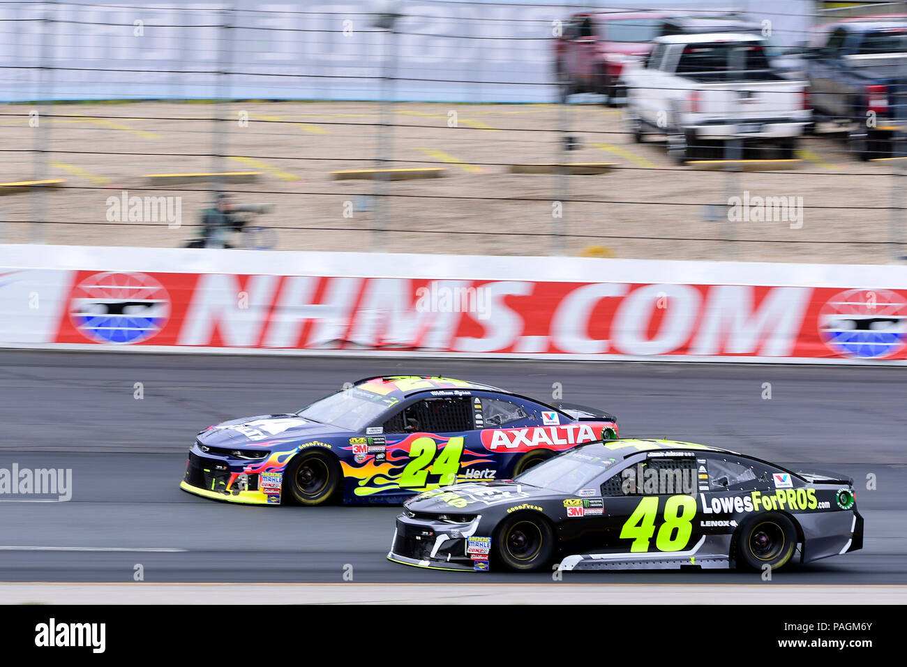 Loudon, New Hampshire, USA. 22 juillet, 2018. Jimmie Johnson, pilote de la # 48 pour les Pros Lowe's Chevy, races William Byron, conducteur de la # 24 LA SOCIÉTÉ AXALTA Chevy, dans le virage 3 à la NASCAR Monster Energy Foxwoods Resort Casino 301, tenue à la New Hampshire Motor Speedway de Loudon, New Hampshire. Eric Canha/CSM/Alamy Live News Banque D'Images