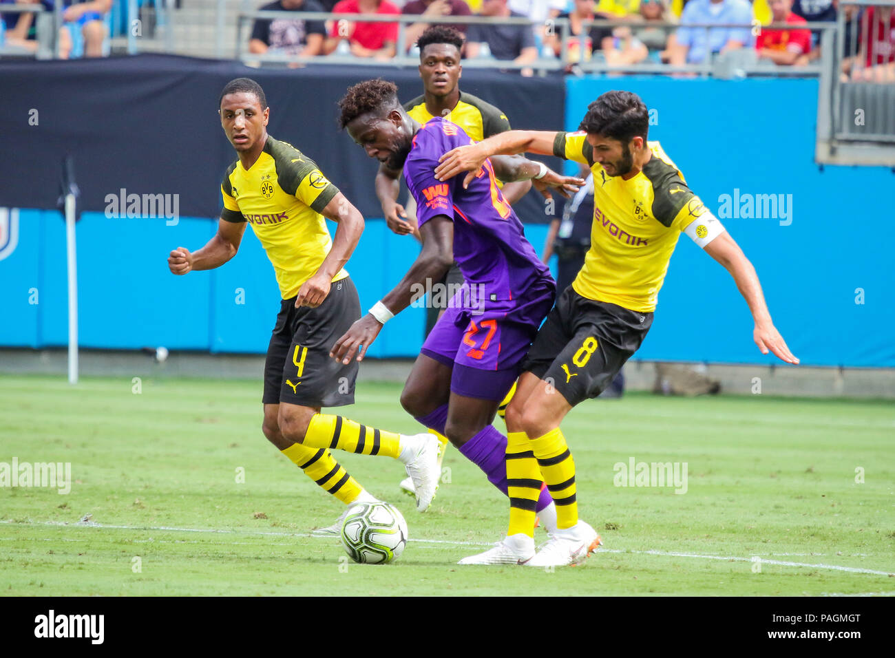 Charlotte, Caroline du Nord, USA. 22 juillet, 2018. Le milieu de terrain du Borussia Dortmund Nuri Sahin (8) et Liverpool avant Divock originaux lors d'un match de Coupe des champions internationaux de Bank of America Stadium à Charlotte, NC. Du Borussia Dortmund Bundesliga allemande battre Liverpool de l'English Premier League 3 à 1. Crédit : Jason Walle/ZUMA/Alamy Fil Live News Banque D'Images