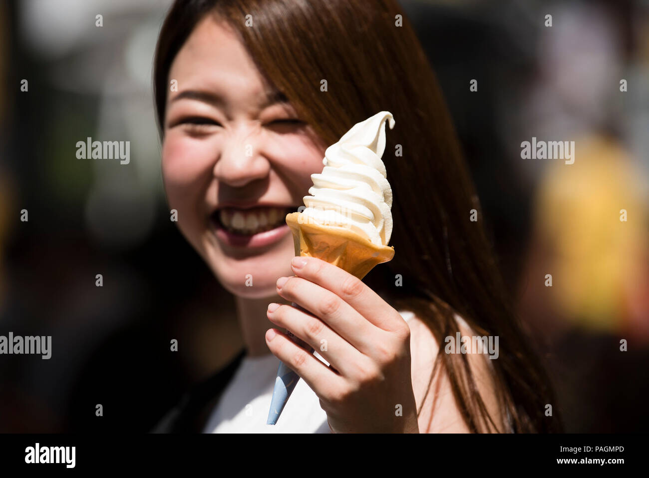 22 juillet 2018 - Une femme montre son ice cream à un événement en plein air à Nagoya, au Japon. Les températures en degrés Celsius Nagoya atteint 38,5 le dimanche, comme une vague de chaleur à l'échelle nationale continuent de menacer la santé et la sécurité. Plus de 40 personnes sont mortes d'un coup de chaleur ou d'affections connexes depuis le 9 juillet, et des milliers d'autres sont hospitalisés. Kyodo News a signalé 11 décès le samedi seulement. L'Agence météorologique japonaise a prévu la poursuite des températures élevées dans les semaines à venir. Crédit : Ben Weller/AFLO/Alamy Live News Banque D'Images