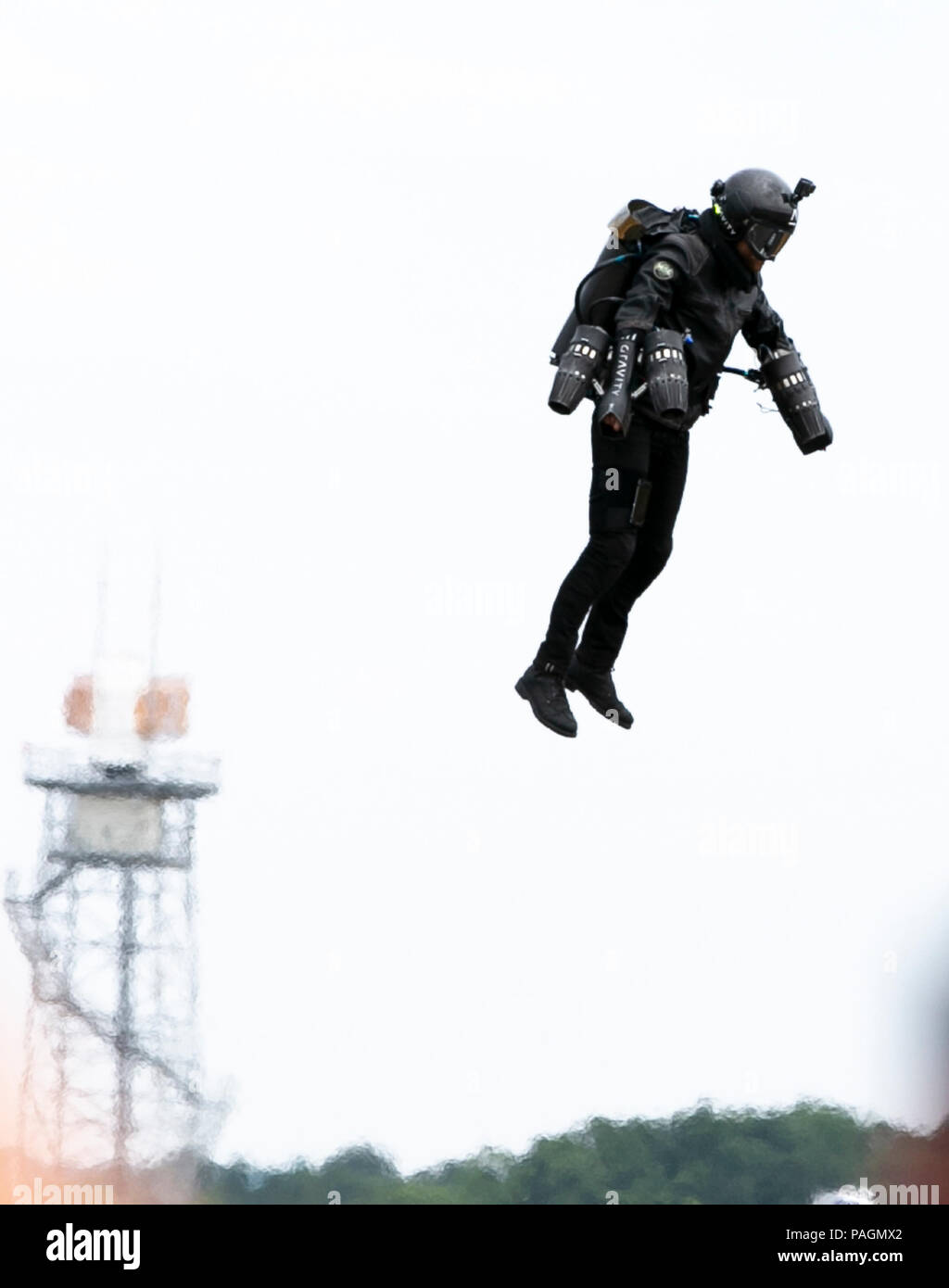 Farnborough, Londres. 22 juillet, 2018. 'Iron Man', Richard Browning, avec de petits moteurs à réaction monté sur chaque bras et derrière le dos du costume, effectue (décollage vertical et de vol) au Farnborough International Airshow, au sud-ouest de Londres, Grande-Bretagne le 22 juillet 2018. Credit : Han Yan/Xinhua/Alamy Live News Banque D'Images