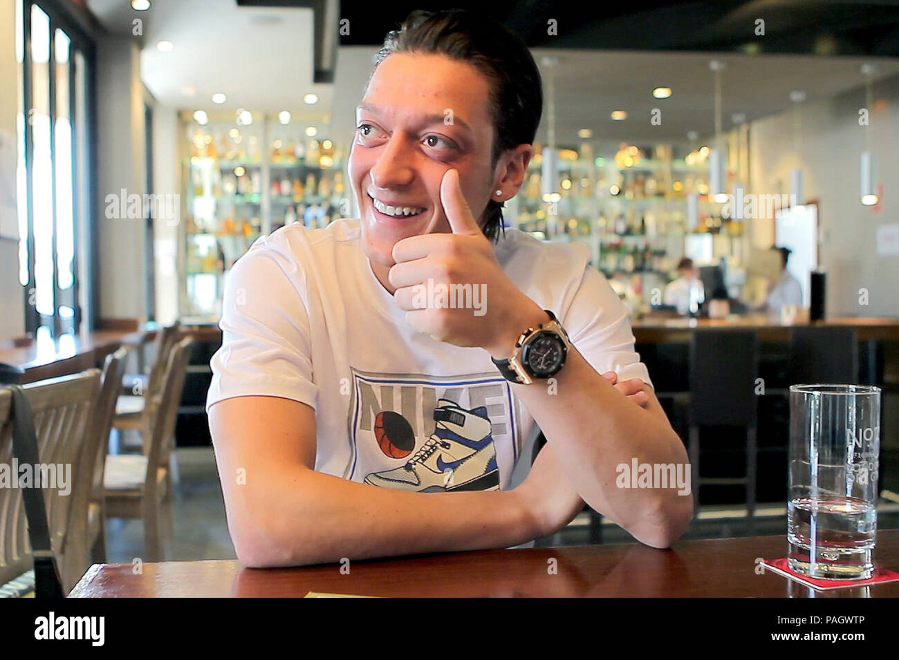 Madrid, Espagne. Mar 31, 2011. Mesut Özil Real Madrid's sourit lors d'un entretien avec l'agence de presse Germna (dpa). Credit : Andres Kudacki/dpa/Alamy Live News Banque D'Images