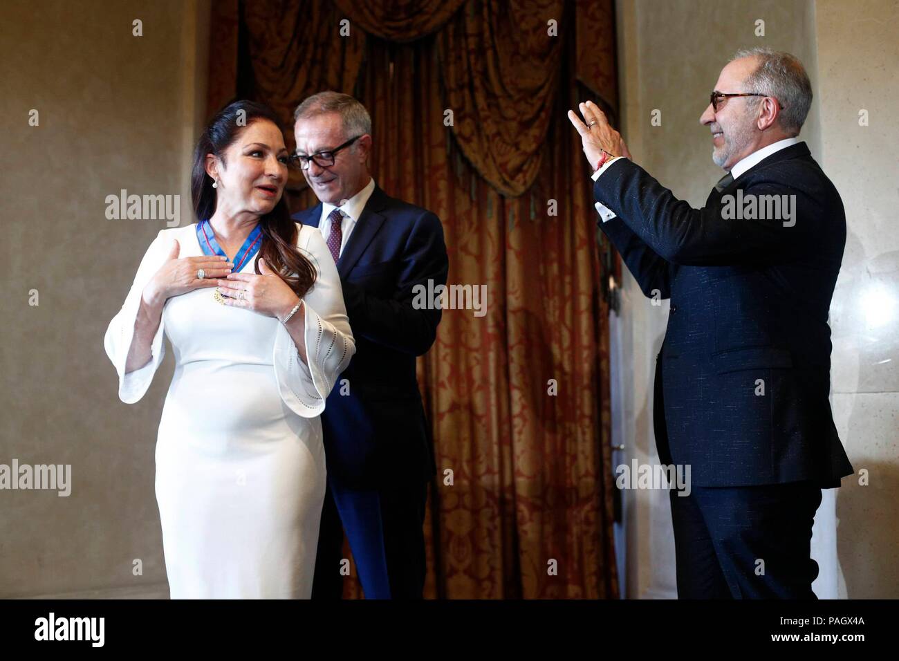 EL MINISTRO DE CULTURA Y DEPORTE, José Guirao, ENTREGA la Medalla de Oro DE BELLAS ARTES A LA CANTANTE GLORIA ESTEFAN EN PRESENCIA DE SU MARIDO, EMILIO ESTEFAN, EN EL TEATRO REAL DE MADRID EMILIO ESTEFAN;Gloria Estefan;José Guirao ; 23/07/2018 Le ministre de la Culture et des Sports José Guirao remet la Médaille des beaux-arts à Gloria Estefan au Teatro Real de Madrid, Espagne, le 23 juillet 2018 888 / Cordon Press Emilio Estefan Banque D'Images