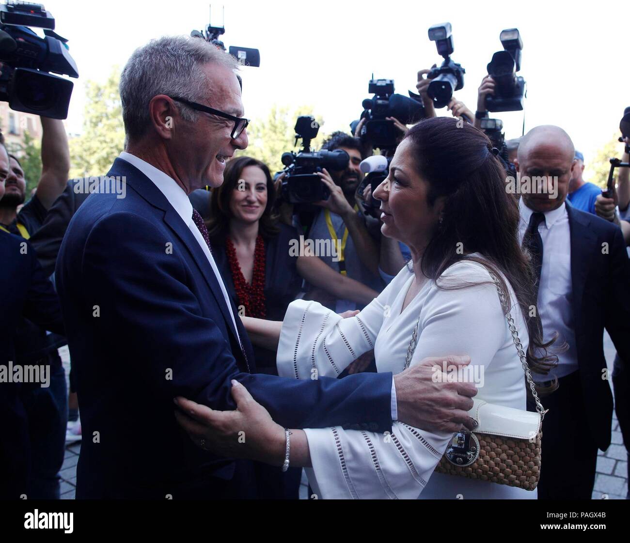 EL MINISTRO DE CULTURA Y DEPORTE, José Guirao, ENTREGA la Medalla de Oro DE BELLAS ARTES A LA CANTANTE GLORIA ESTEFAN EN PRESENCIA DE SU MARIDO, EMILIO ESTEFAN, EN EL TEATRO REAL DE MADRID EMILIO ESTEFAN;Gloria Estefan;José Guirao ; 23/07/2018 Le ministre de la Culture et des Sports José Guirao remet la Médaille des beaux-arts à Gloria Estefan au Teatro Real de Madrid, Espagne, le 23 juillet 2018 888 / Cordon Press Banque D'Images