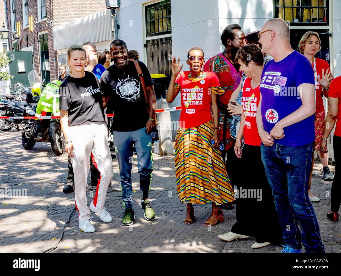 Amsterdam, Pays-Bas. 23 juillet, 2018. La princesse Mabel van Oranje, marche le SIDA ensemble vers le zéro-à pied du centre-ville à l'RAI à Amsterdam, le 23 juillet 2018, à l'occasion de la 22e Conférence internationale sur le SIDA, Photo : Albert Nieboer/ Pays-Bas OUT/Point de vue OUT | Crédit : dpa/Alamy Live News Banque D'Images