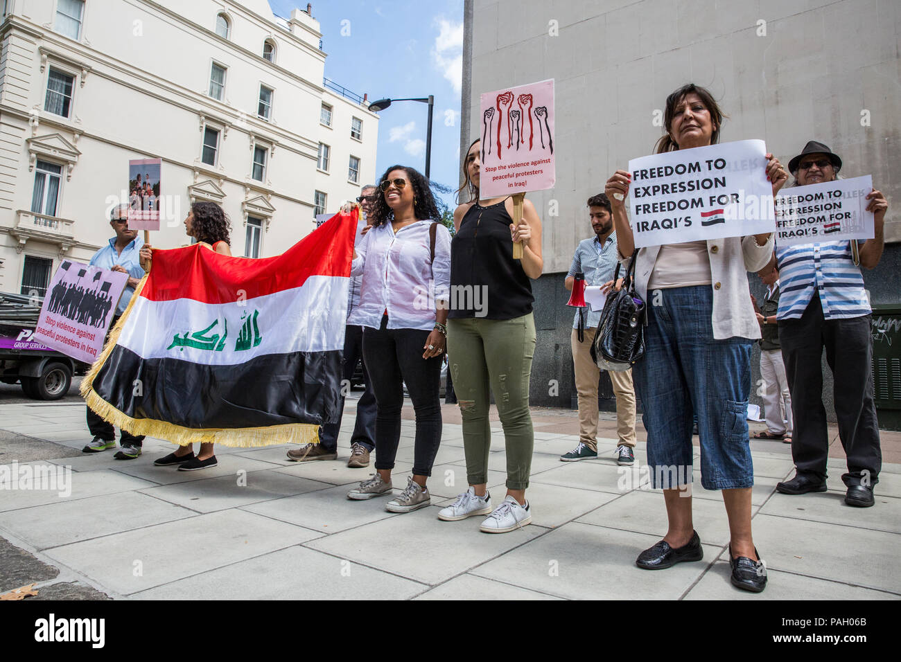 Londres, Royaume-Uni. 23 juillet, 2018. Les membres de la communauté irakienne sans convictions politiques, religieuses ou l'appartenance tribale de protestation devant l'ambassade d'Iraq à attirer l'attention sur le Gouvernement iraquien de manutention brutale des manifestations récentes en Irak pour exiger l'amélioration de l'emploi, les services publics, l'éducation, l'électricité et d'autres droits. Credit : Mark Kerrison/Alamy Live News Banque D'Images