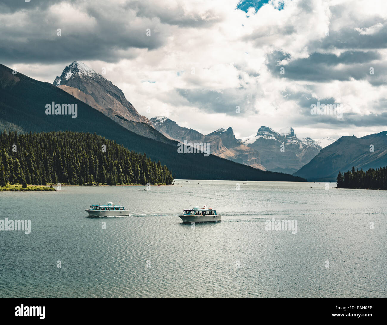 Grand Panorama des sommets environnants au lac Maligne, parc national Jasper. Banque D'Images