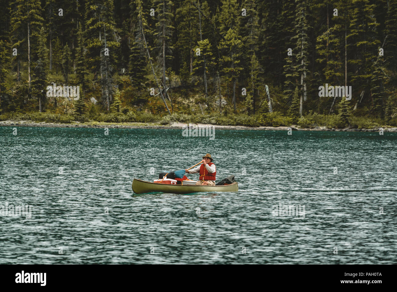Un canot sur le lac maligne en été avec une toile de fond des Rocheuses canadiennes dans le parc national Jasper, Alberta, Canada Banque D'Images