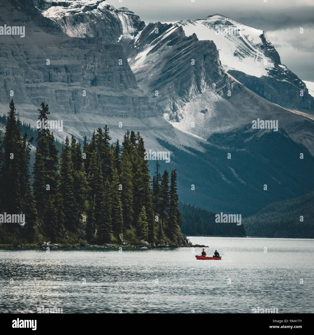 Un canot sur le lac maligne en été avec une toile de fond des Rocheuses canadiennes dans le parc national Jasper, Alberta, Canada Banque D'Images