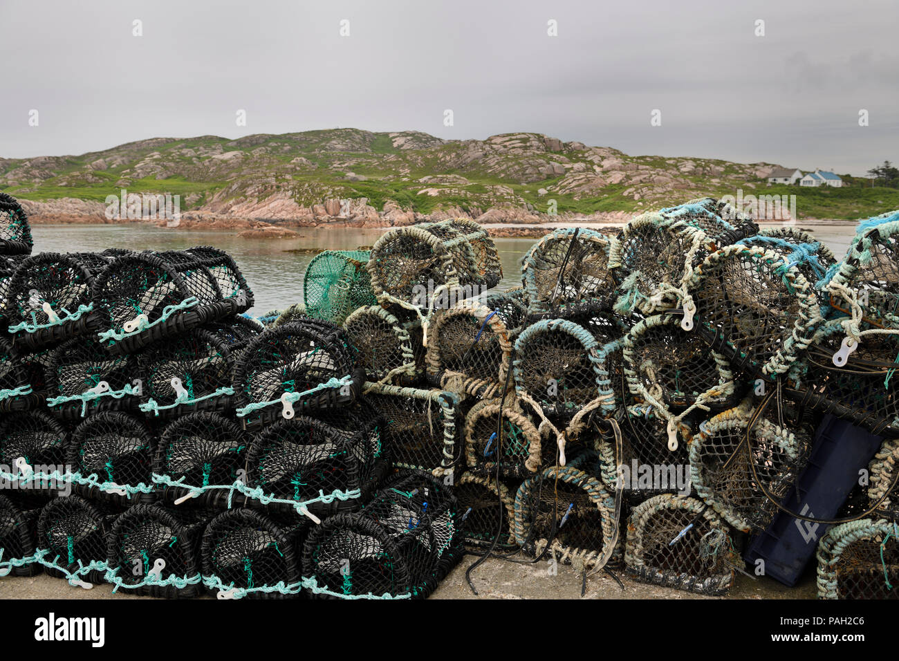 Casiers à homard empilés sur le pier de Fionnphort village de pêcheurs au terminal de ferry pour l'île de Mull Iona sur Ecosse UK Banque D'Images
