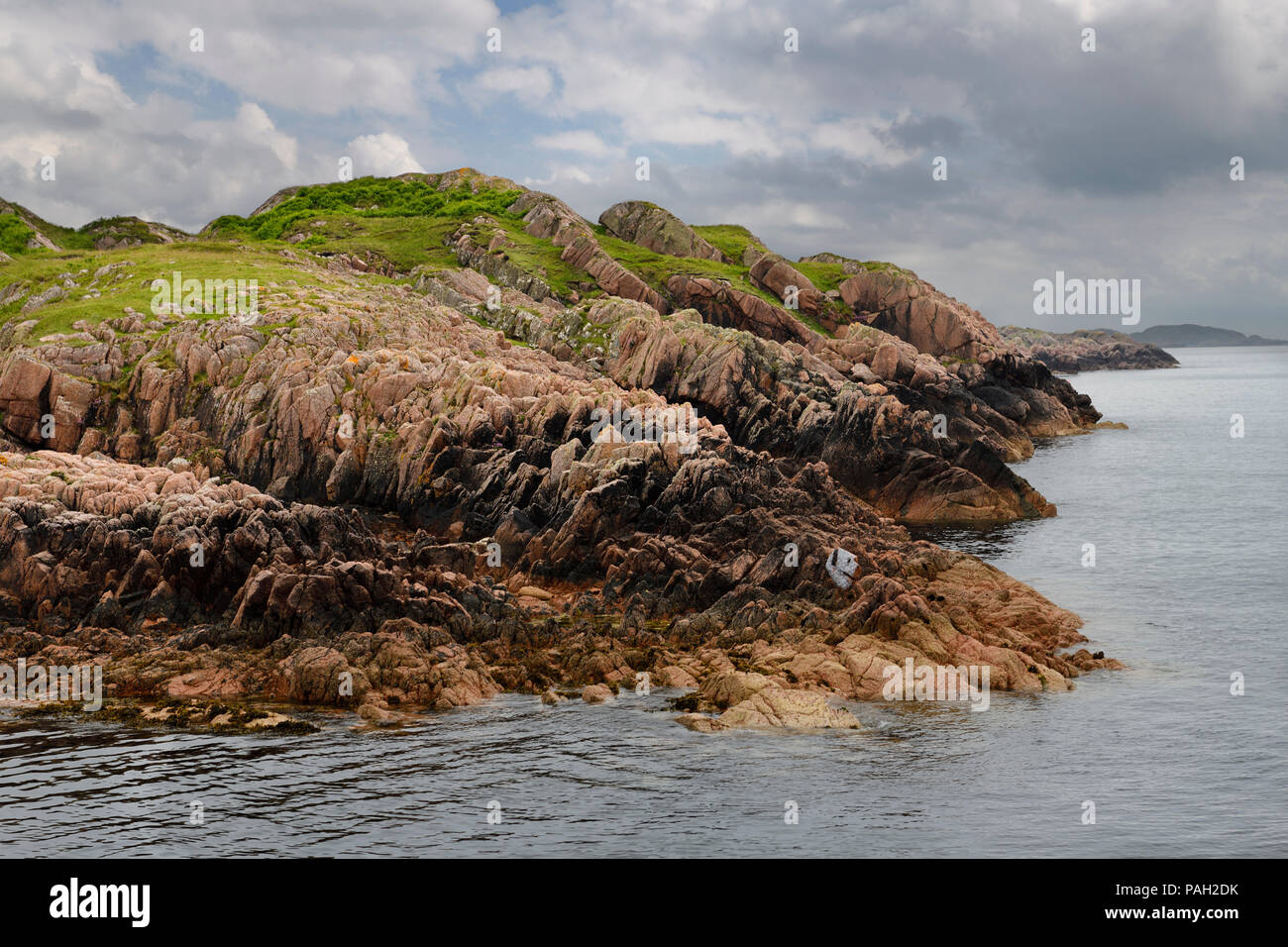 Les affleurements de granit rouge sur la rive du son d'Iona à Fionnphort village de pêcheurs sur l'île de Mull Ecosse UK Banque D'Images