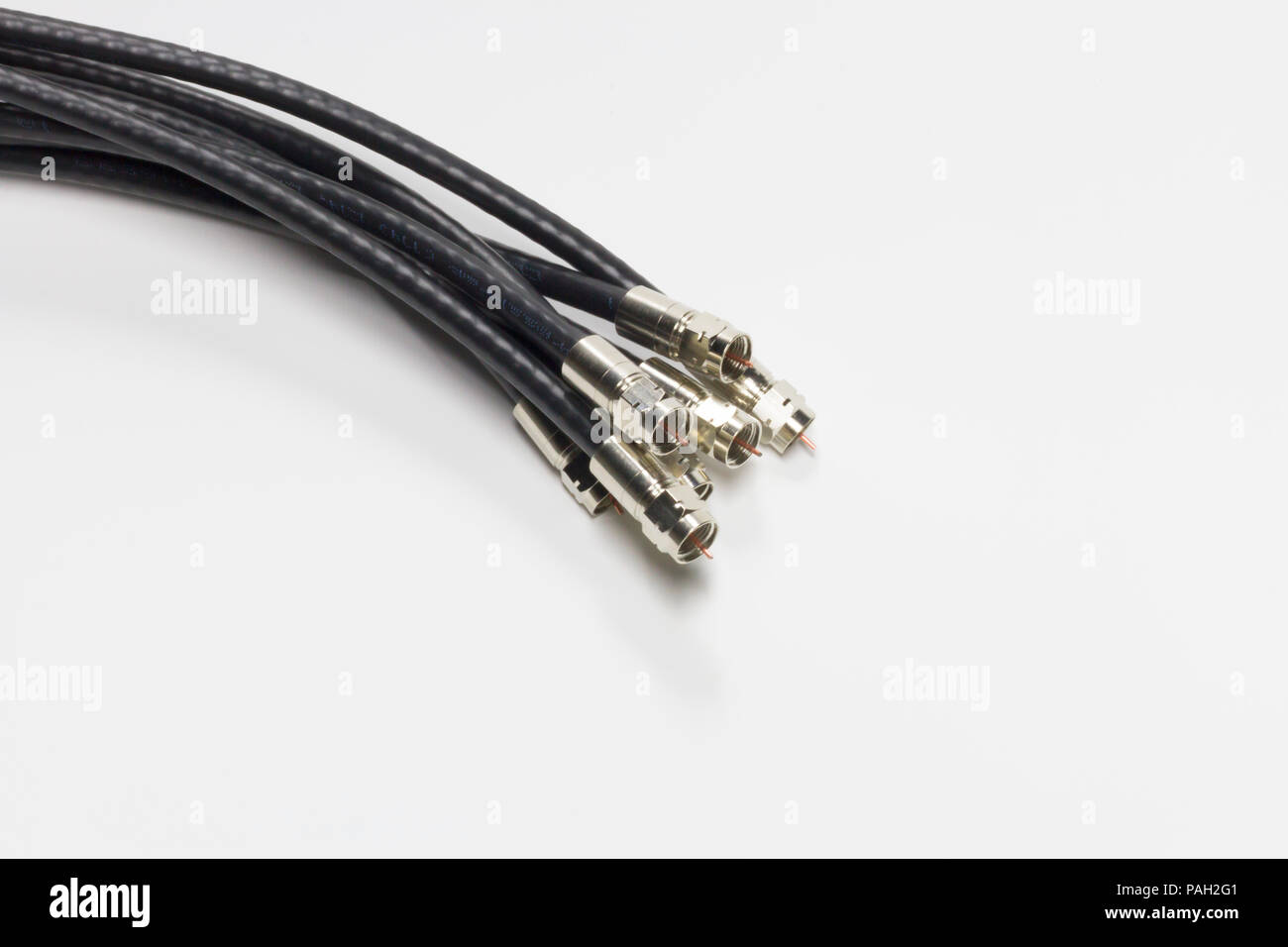 Mise sous tension du câble coaxial TV, Internet haute vitesse et VOIP Photo  Stock - Alamy