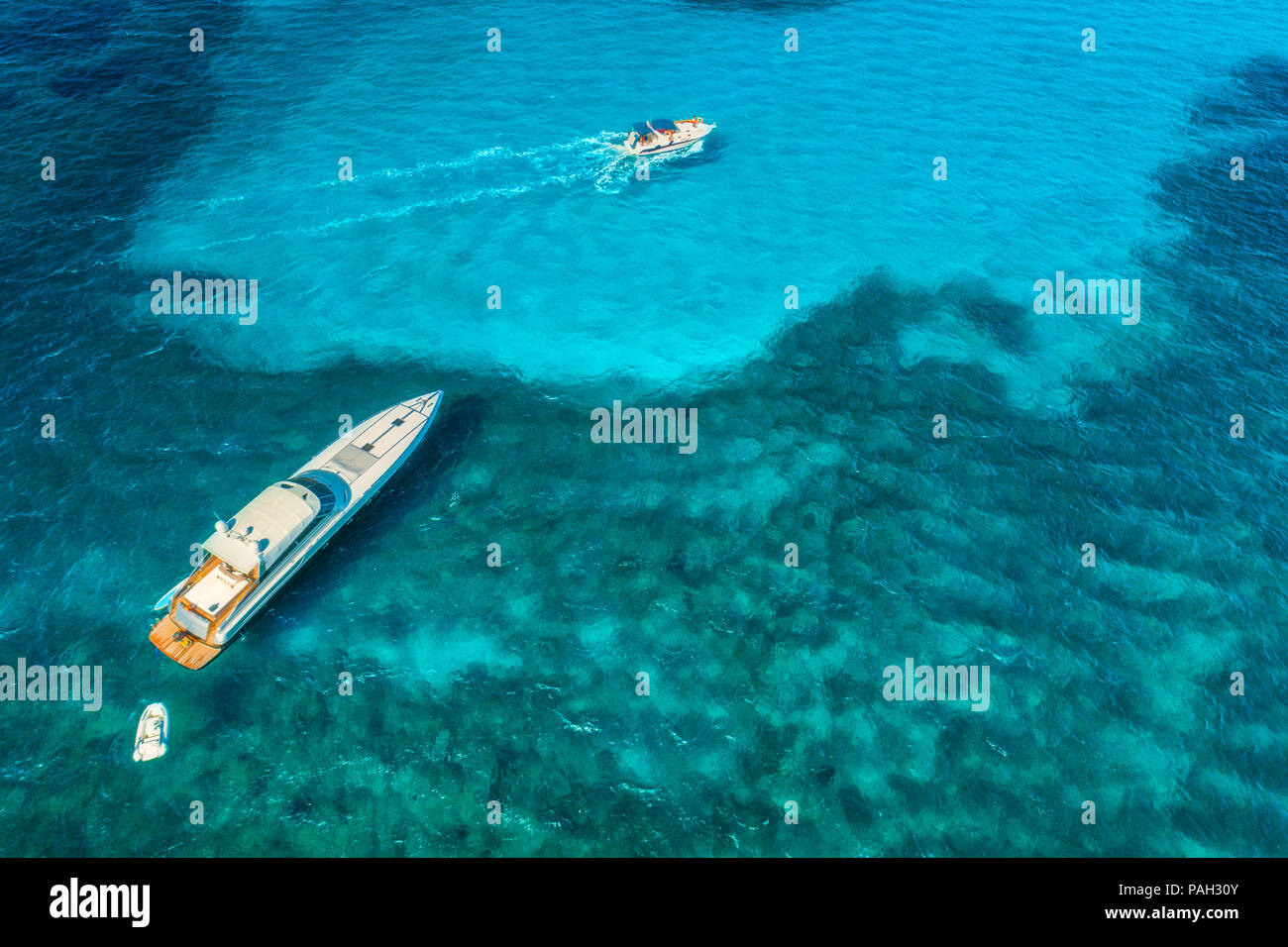 Disponibles à la mer à Îles Baléares, Espagne. Vue aérienne de bateau bateau flottant dans l'eau d'un bleu transparent à jour ensoleillé. Paysage d'été. Vue d'en haut f Banque D'Images