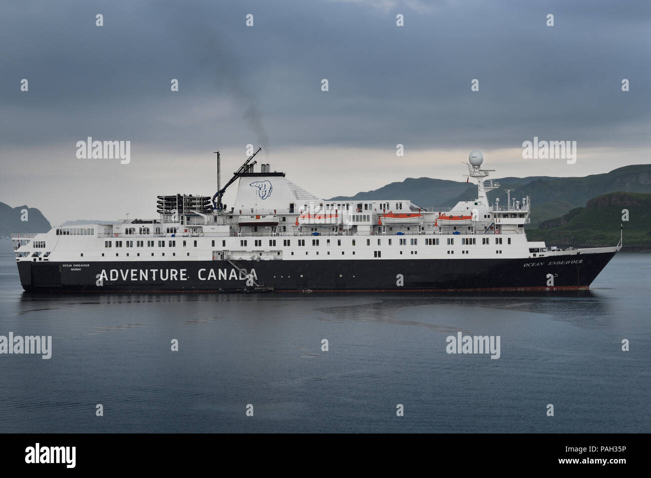 Départ le matin de l'océan Arctique s'efforcer de navire de croisière d'Aventure Canada dans le Firth of Lorn à Oban Bay Scotland UK Banque D'Images