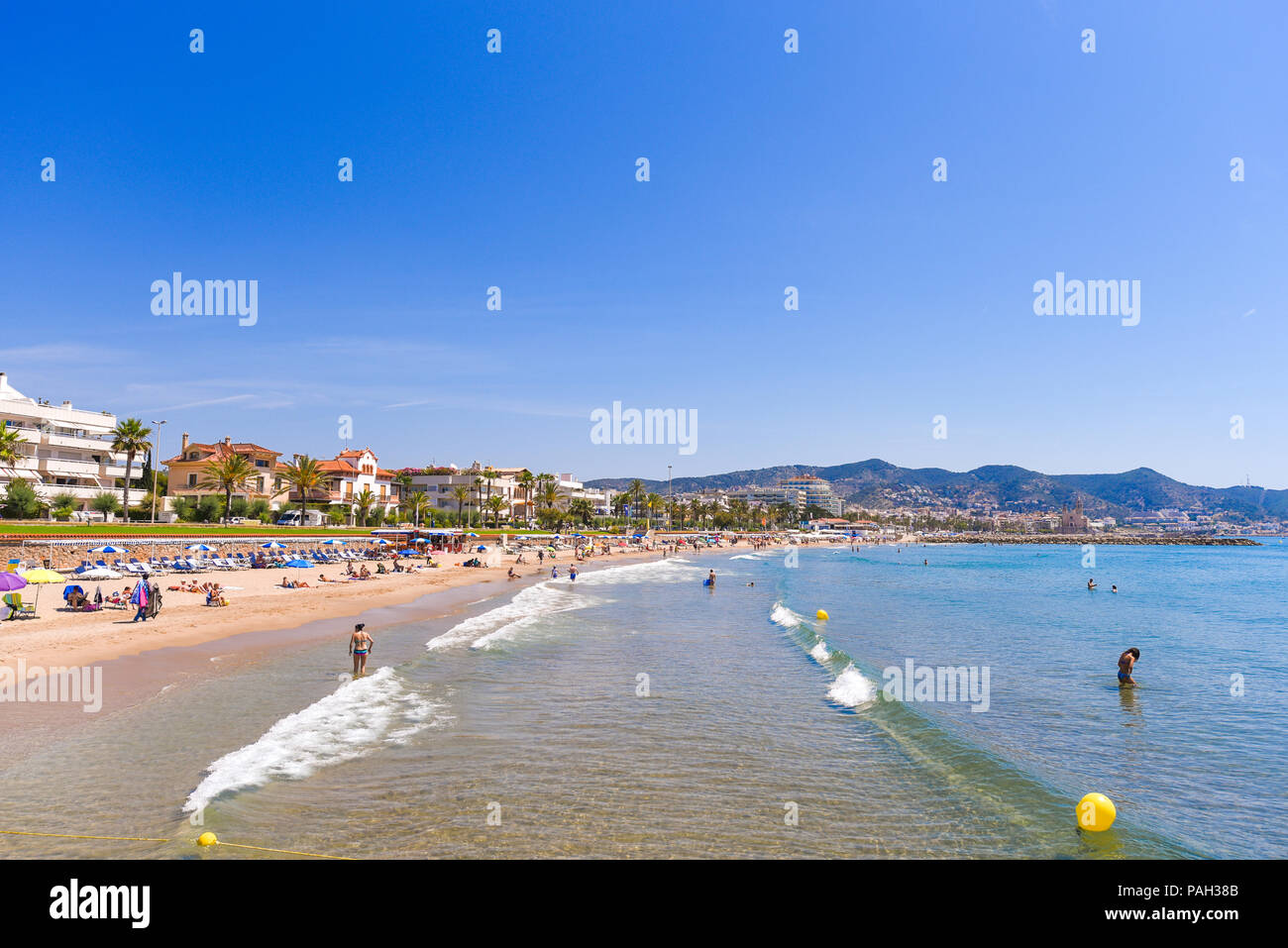 SITGES, Catalogne, Espagne - 20 juin 2017 : vue sur la plage de sable et de la promenade. L'espace de copie pour le texte Banque D'Images