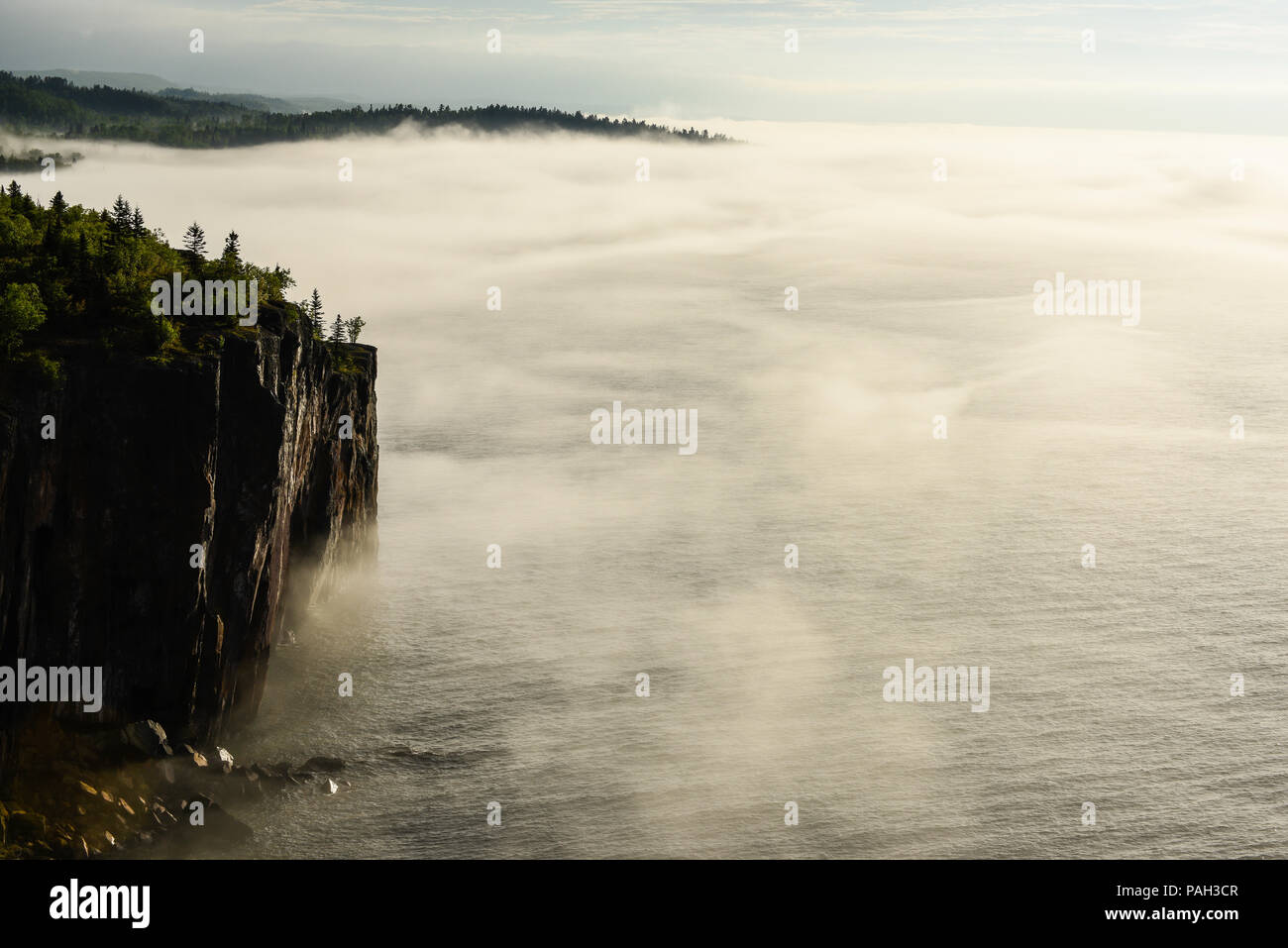 Le brouillard du matin, palissade, tête Tettegouche SP, MN, USA, par Bruce Montagne/Dembinsky Assoc Photo Banque D'Images