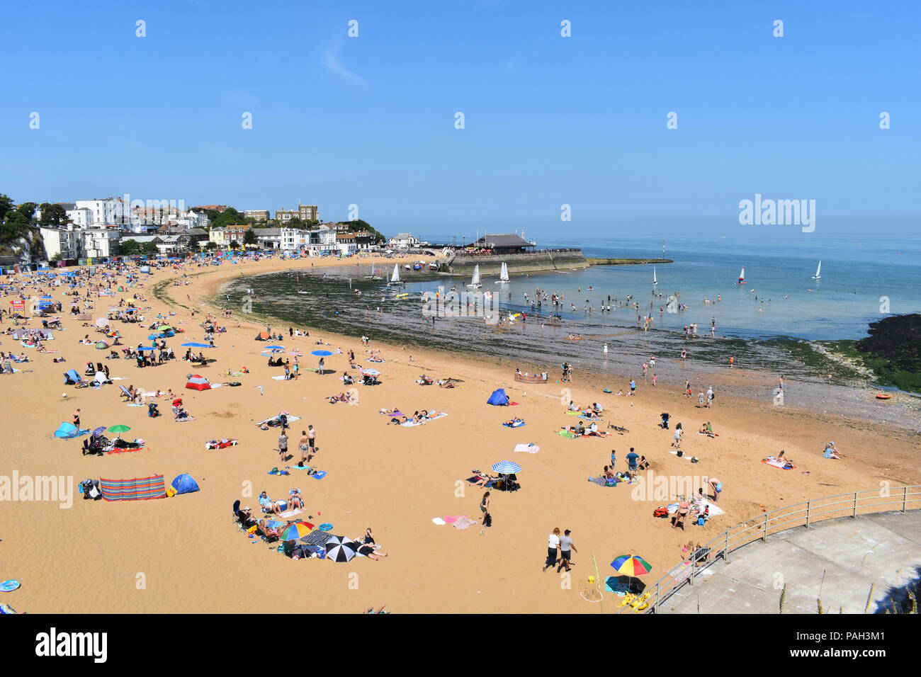 Viking bay beach remplie de touristes et habitants profitant du soleil. Broadstairs, Kent, Angleterre, juillet, 2018 Banque D'Images