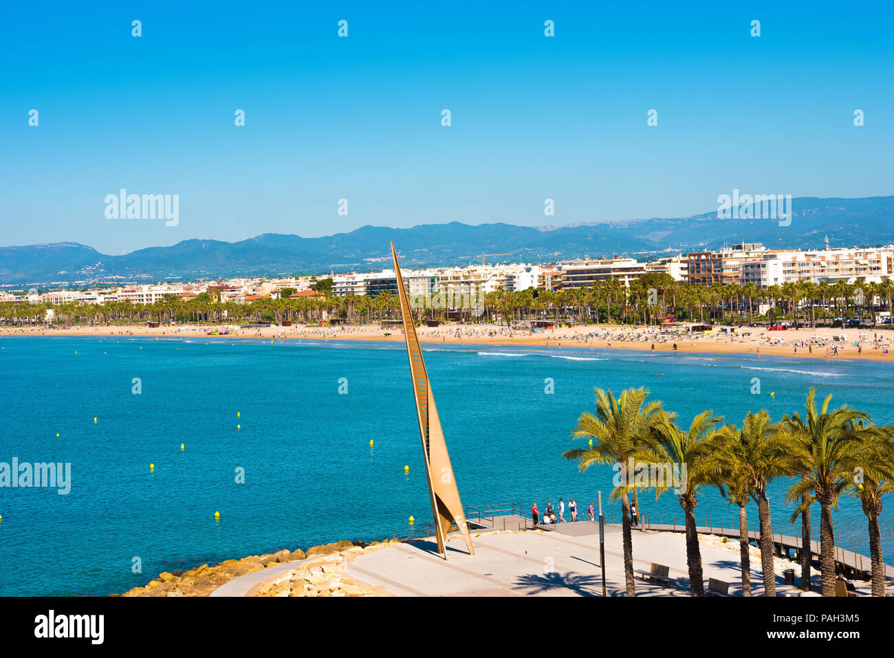 SALOU, Tarragona, Espagne - le 24 avril, 2017 Côte : Costa Dorada, plage principale de Salou. Ciel bleu. Copy space Banque D'Images