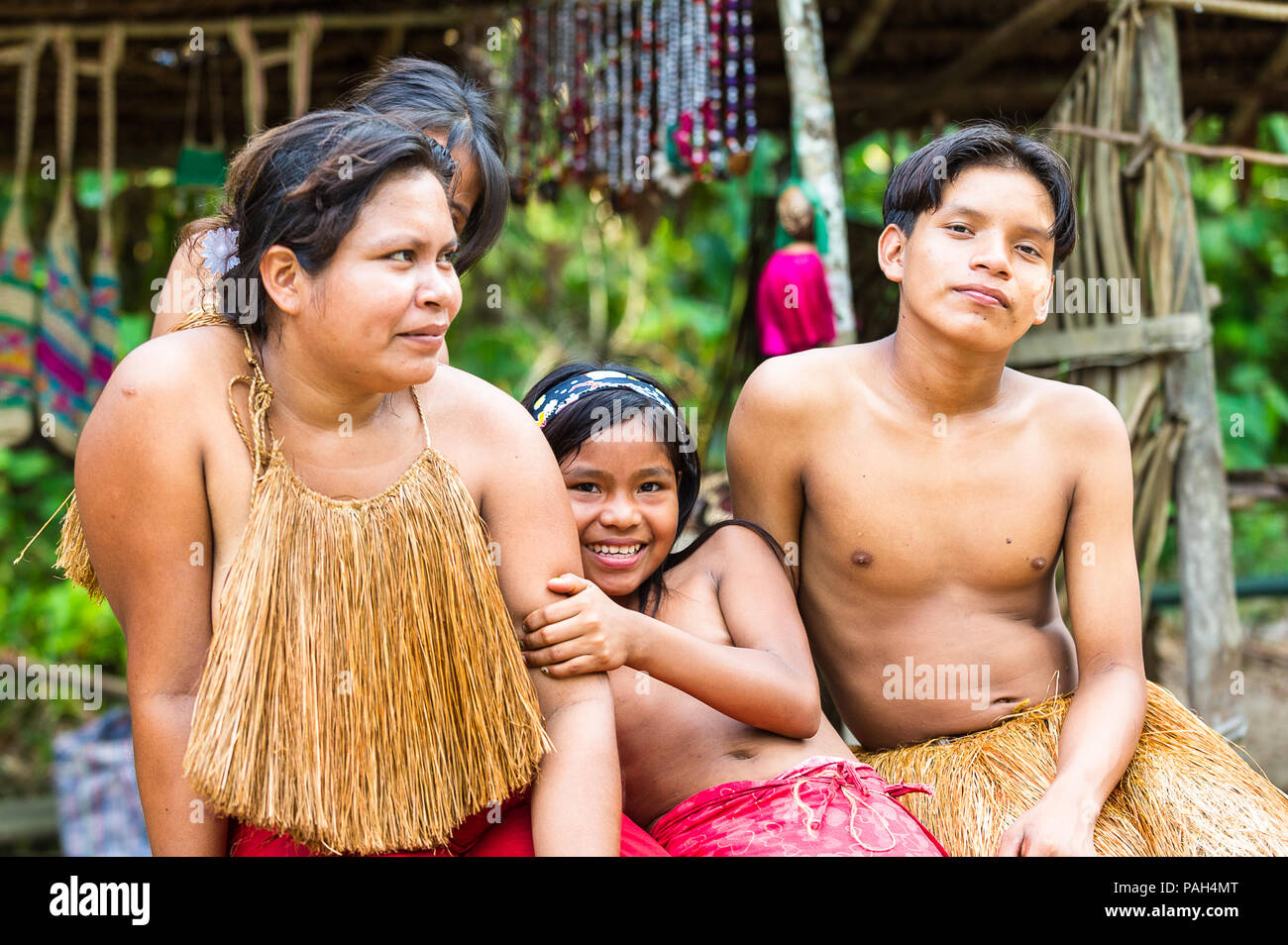 L'AMAZONIE, PÉROU - 10 NOV 2010 : les populations amazoniennes non identifié de la famille. Les populations autochtones de l'Amazonie sont protégés par la COICA (Coordinateur de Indigeno Banque D'Images