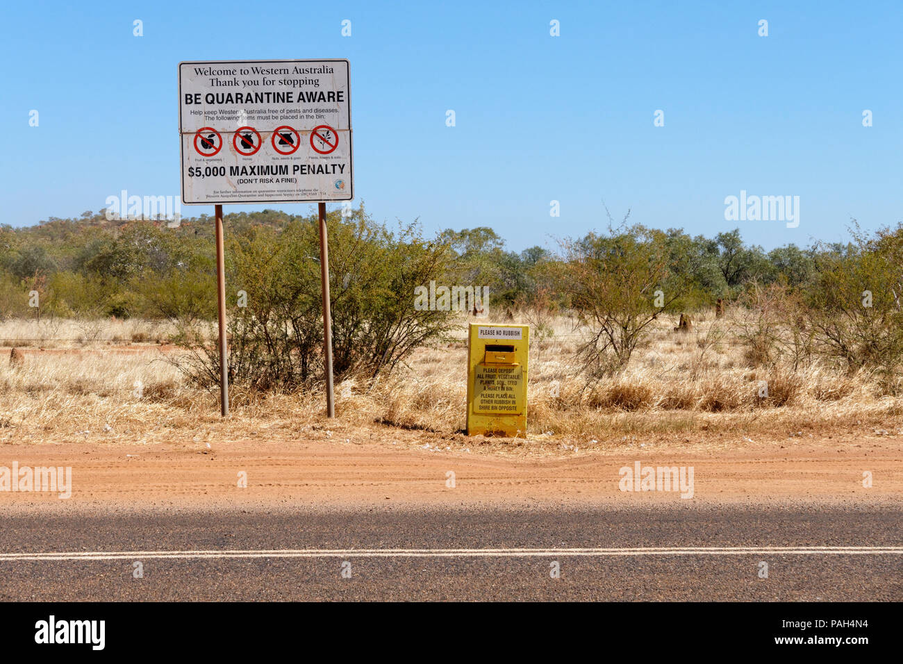 Quarantaine en bordure de signer et bin pour aider à prévenir l'entrée de mouches des fruits l'ouest de l'Australie, l'Australie du nord-ouest,Kimberley Banque D'Images