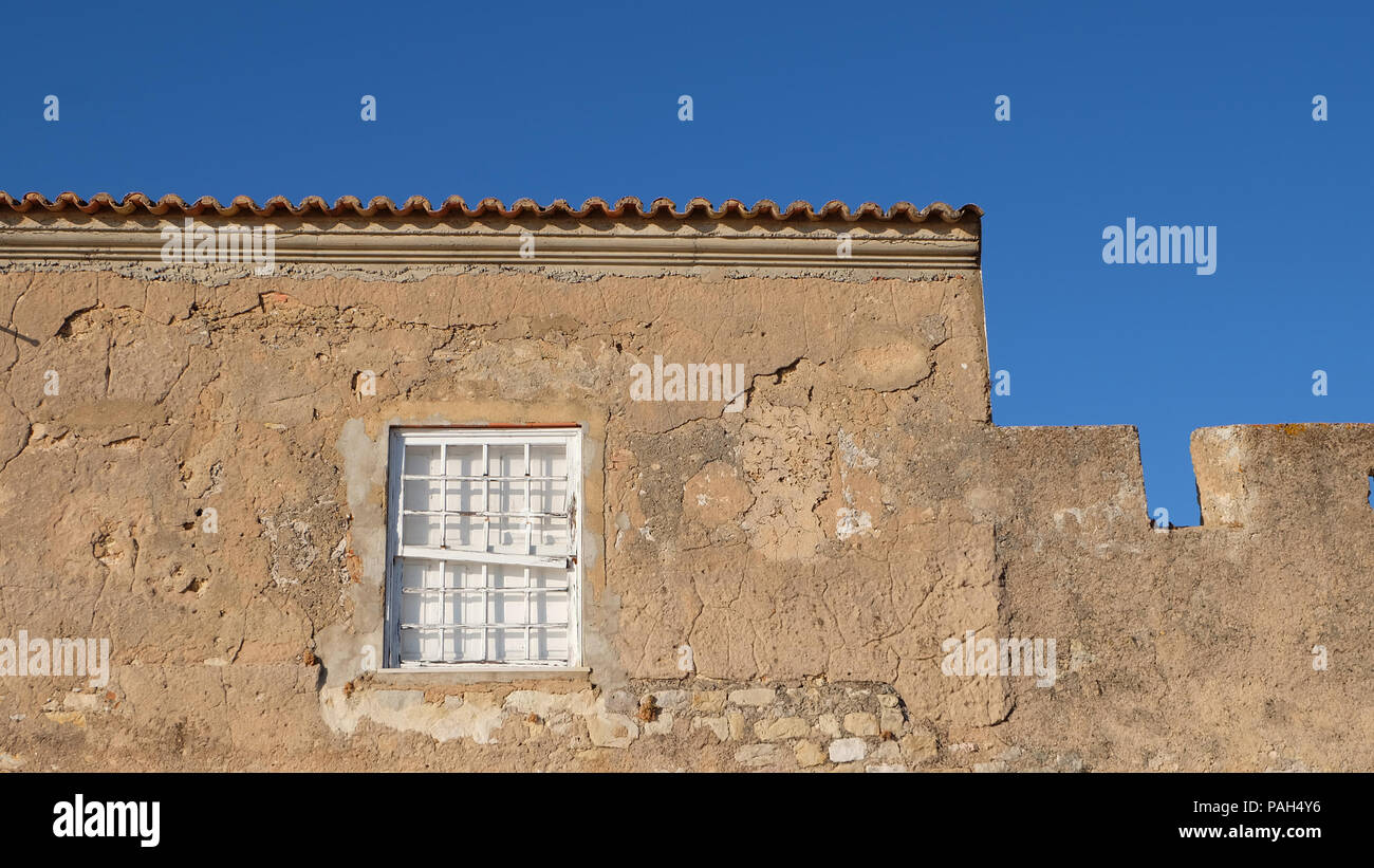 Une fenêtre blanche sur un mur fait de briques et de pierres Banque D'Images