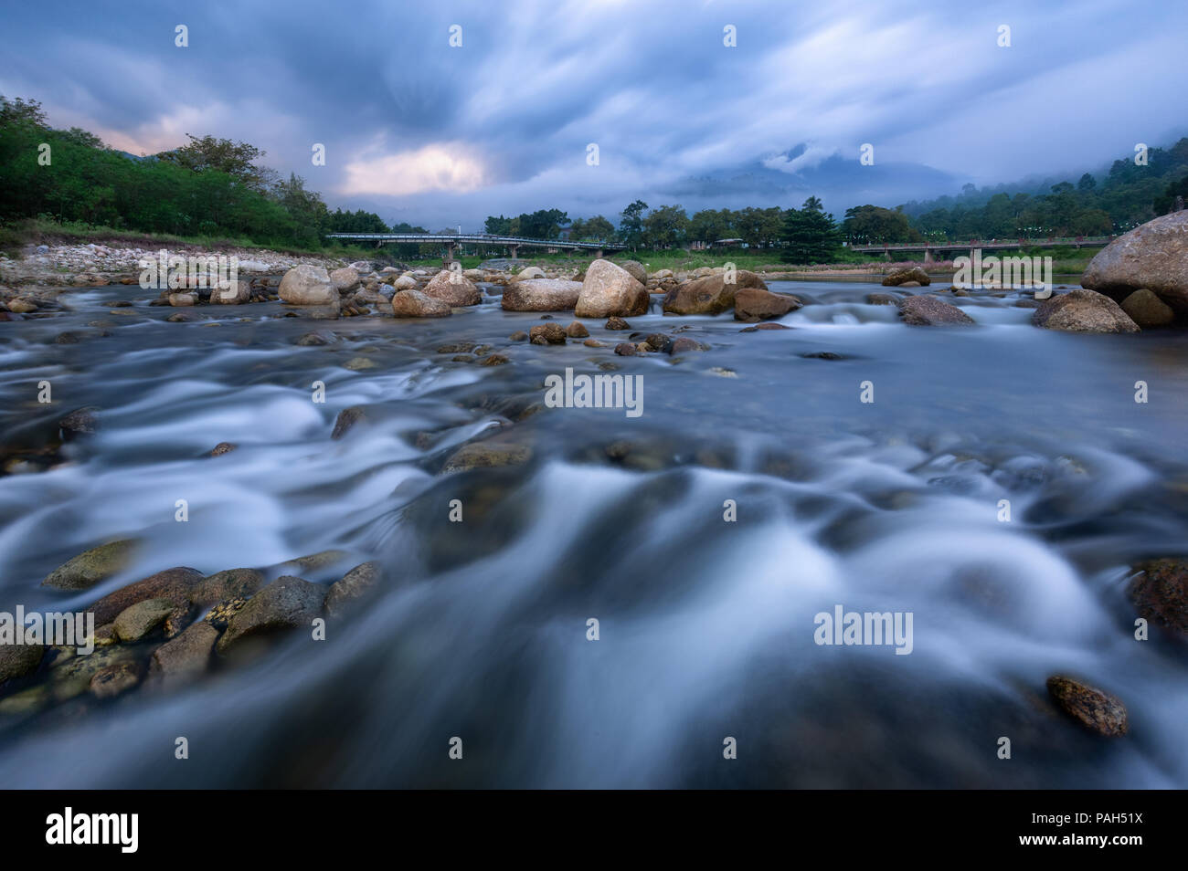 Le ruisseau qui coule avec des roches et des pierres, le paysage et la nature Banque D'Images