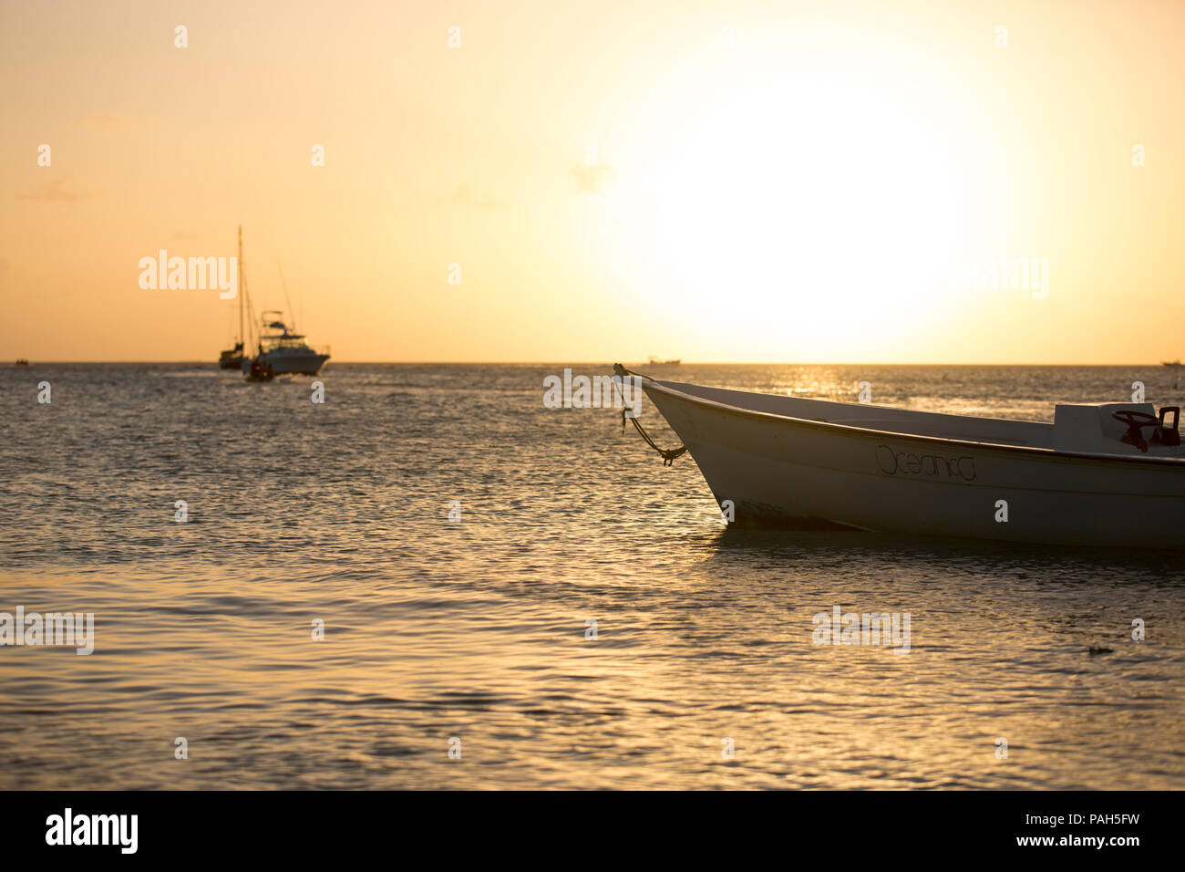 Bateaux dans le coucher du soleil, les îles de Los Roques, Venezuela Banque D'Images