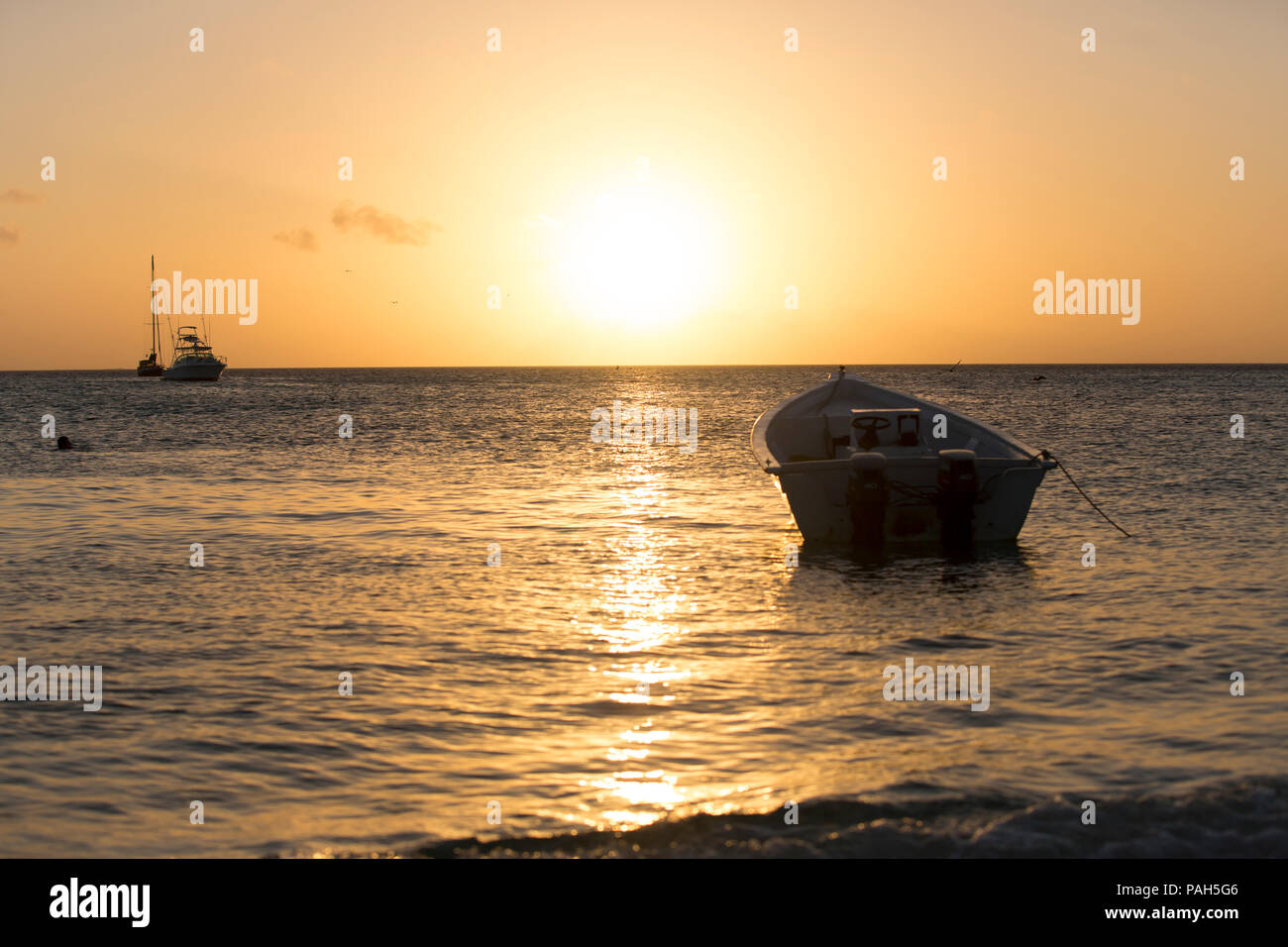 Bateaux dans le coucher du soleil, les îles de Los Roques, Venezuela Banque D'Images