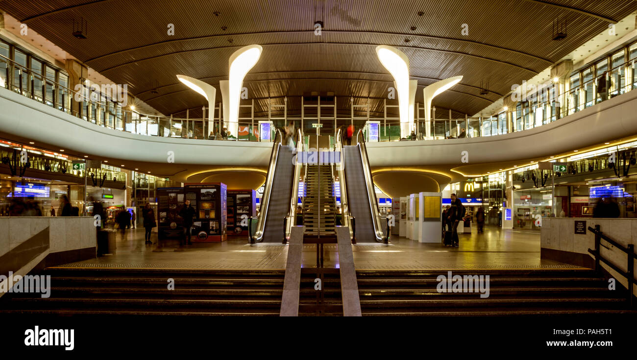 Varsovie, Pologne - le 26 décembre 2017 : l'intérieur de la gare centrale de Varsovie, Pologne Banque D'Images