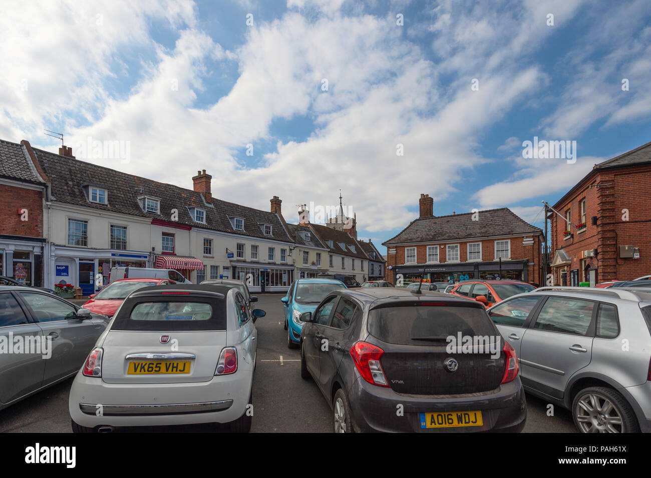 Vue d'une partie de la place du marché et parking à Aylsham Norfolk. Banque D'Images