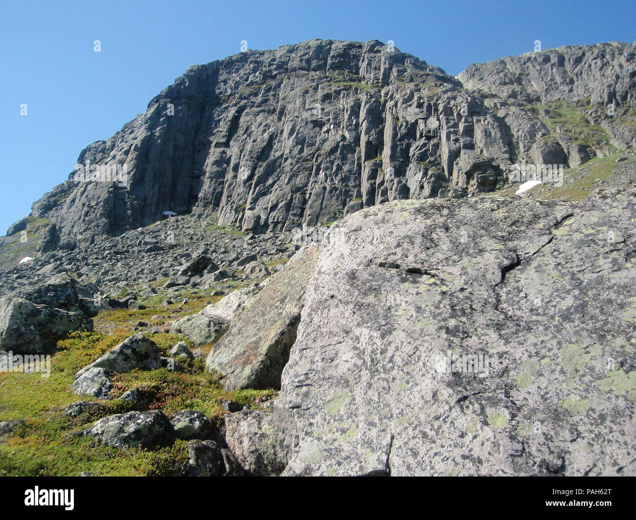 Tjakkeli - montage la porte à Sarek. Banque D'Images