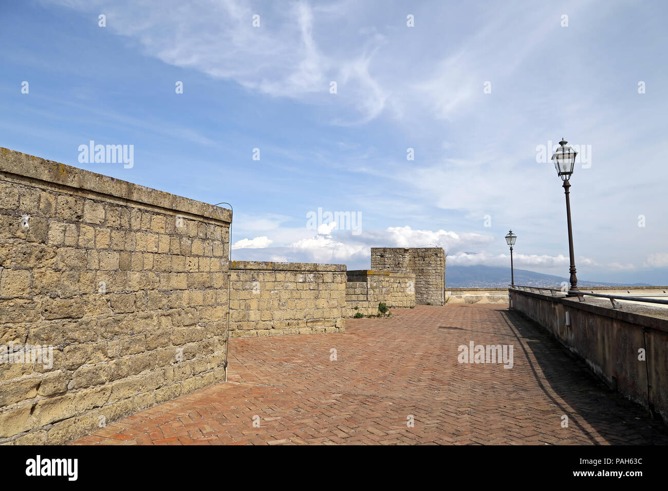 Vue d'ensemble sur le grand mur du château 'Castel Sant Elmo' à Naples en Italie Banque D'Images