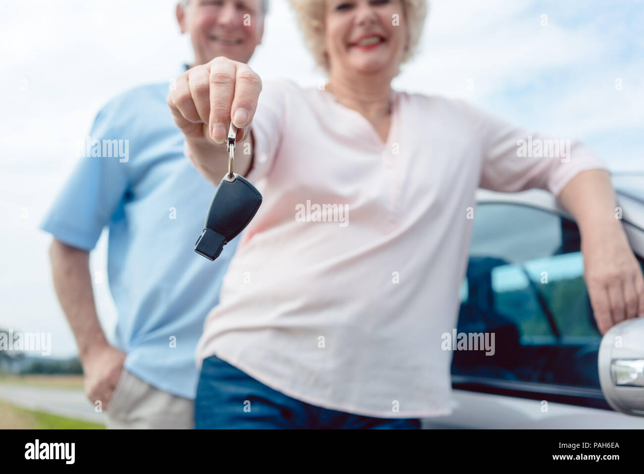 Close-up de la main d'un senior woman montrant les clés de sa voiture Banque D'Images