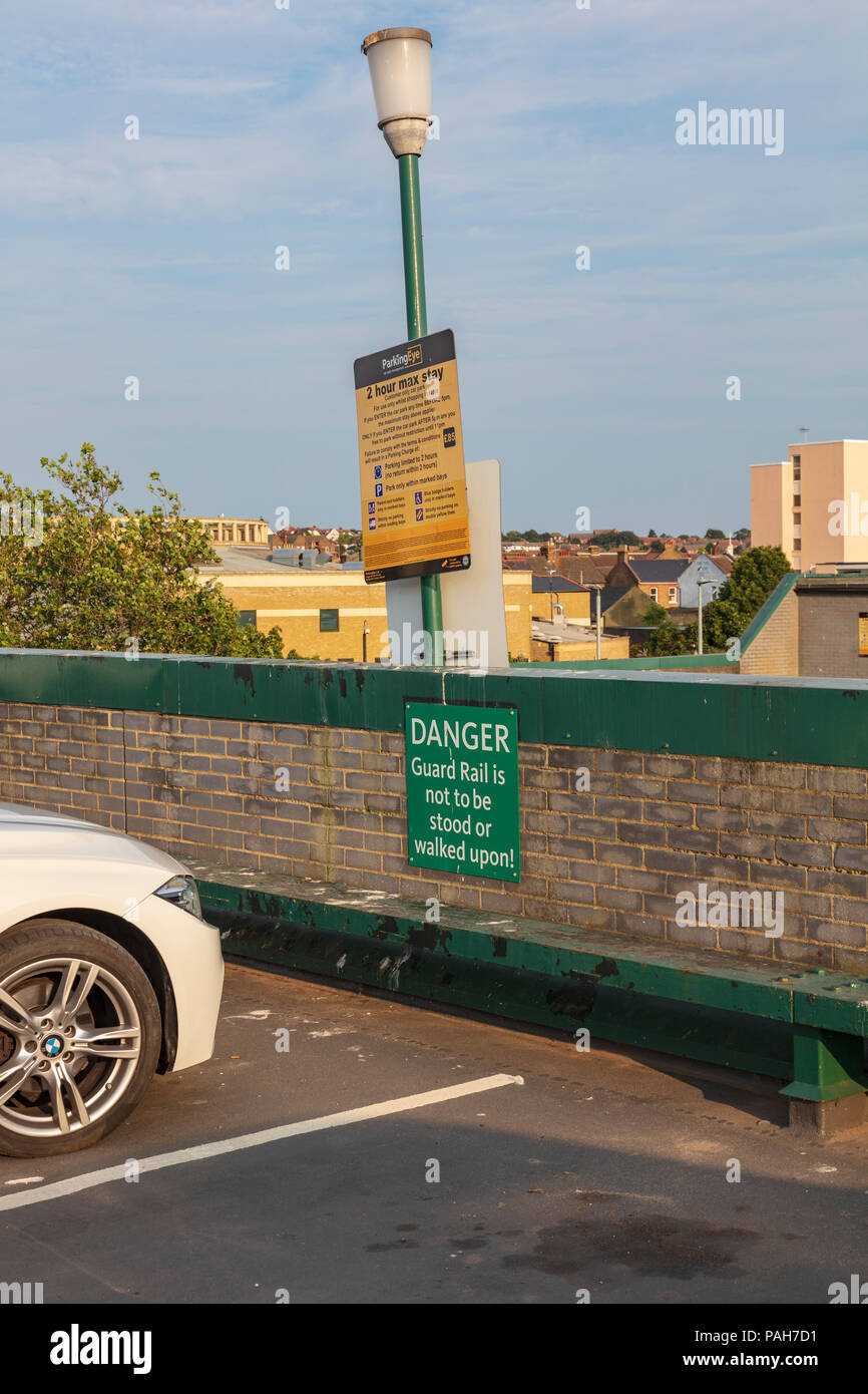 Parking sur le toit du stationnement, de l'Œil les signes montrant des interdictions de stationnement sur un magasin Morrisons à Herne Bay, Kent, UK Banque D'Images