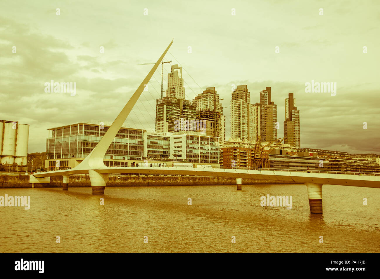 Vue sur le vieux port (Puerto Madero) par le coucher du soleil, Buenos Aires, Argentine. Vintage et effet d'antan Banque D'Images