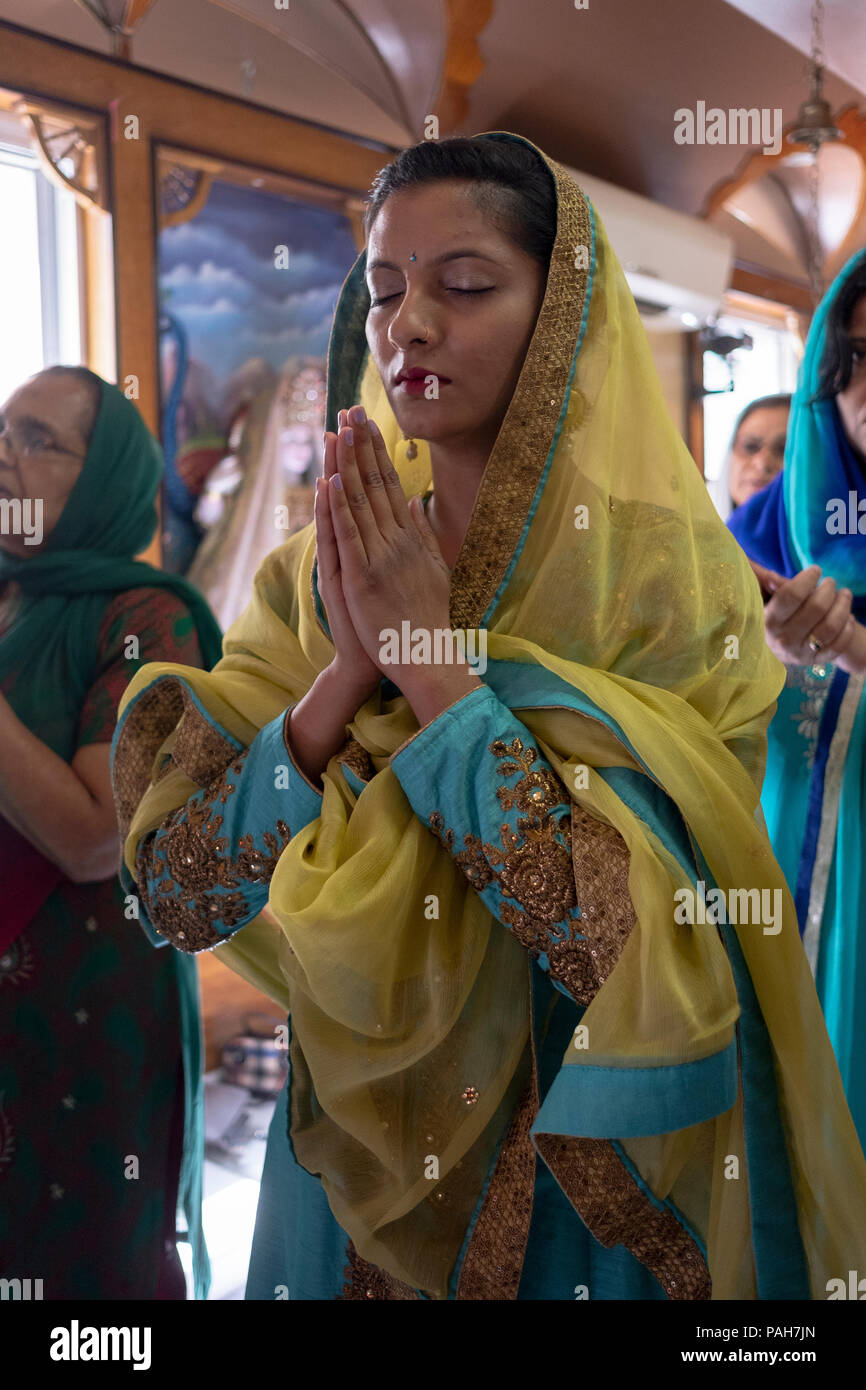 Une femme hindoue dans la prière et la méditation à un Mandir (temple hindou de South Ozone Park, Queens, New York. Banque D'Images