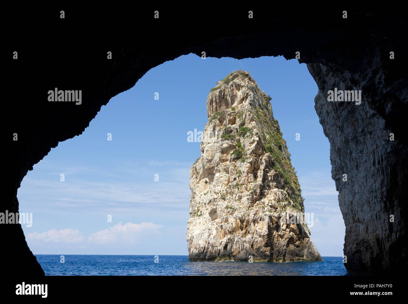 Une grande pile, connu sous le nom de 'Ortholithos» (Standing Rock) sur l'île de Paxos dans Ionoain la mer, la Grèce. Banque D'Images