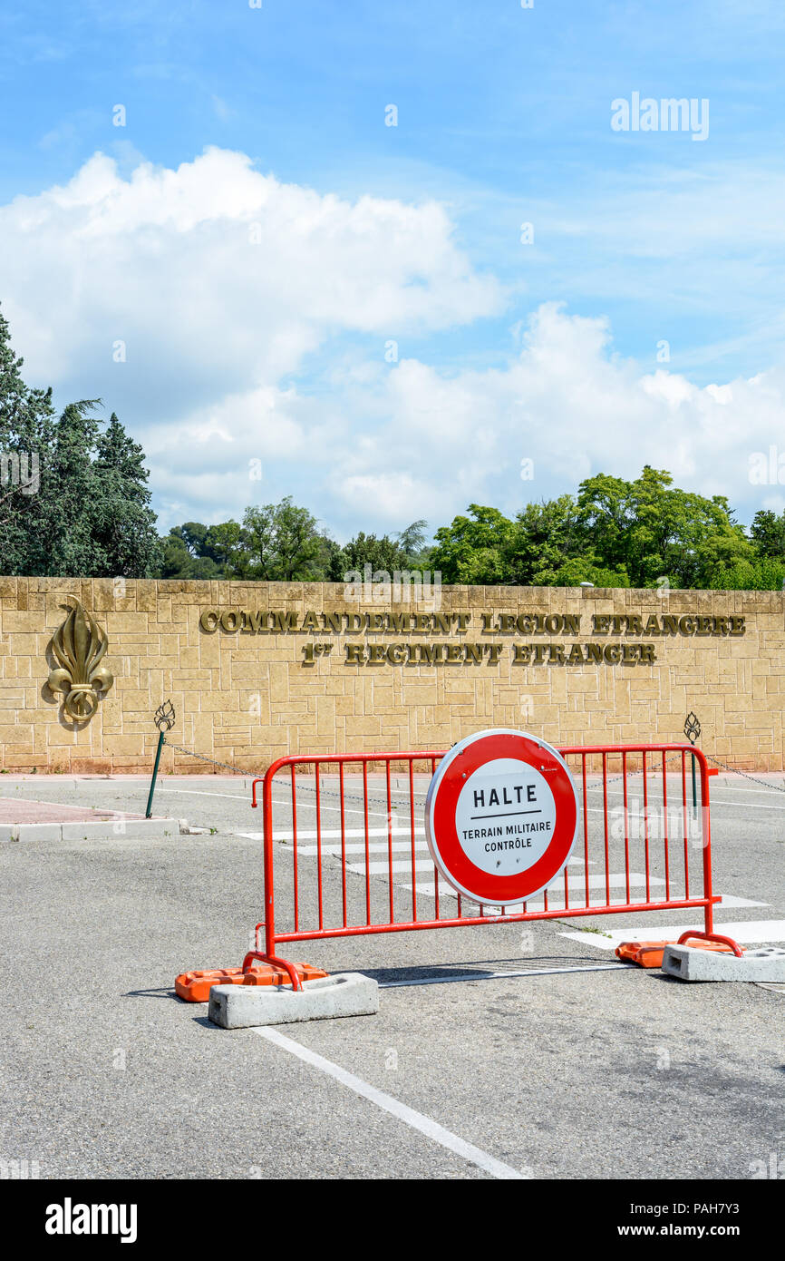 Entrée de la garnison Vienot à Aubagne, France, qui abrite le premier régiment de légion étrangère française, avec une barrière de sécurité à l'avant-plan. Banque D'Images