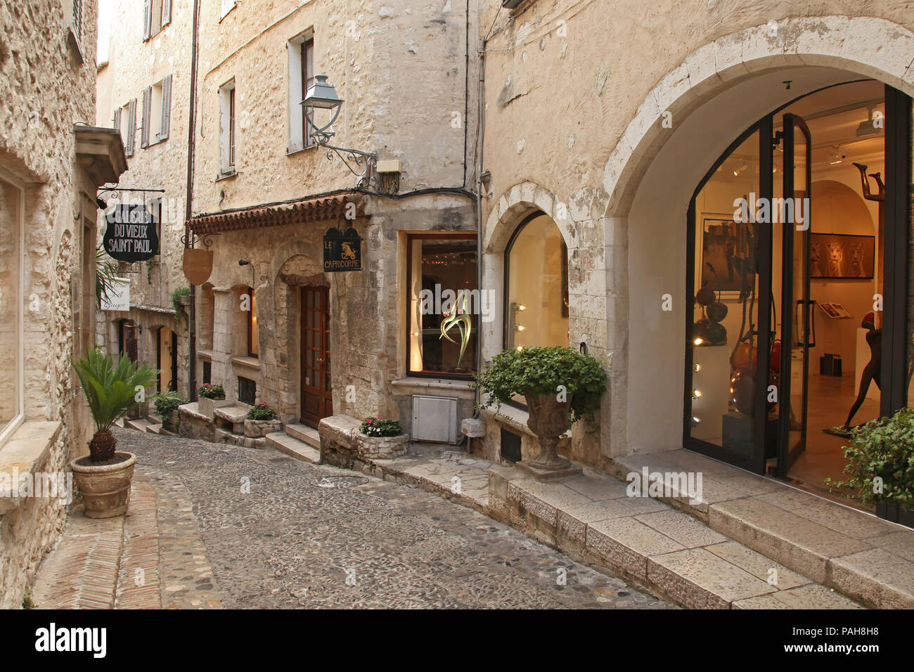 St Paul de Vence, FRANCE - Le 27 août : St Paul de Vence est un beau village médiéval fortifié perché sur un éperon étroit entre deux vallées profondes. Un Banque D'Images