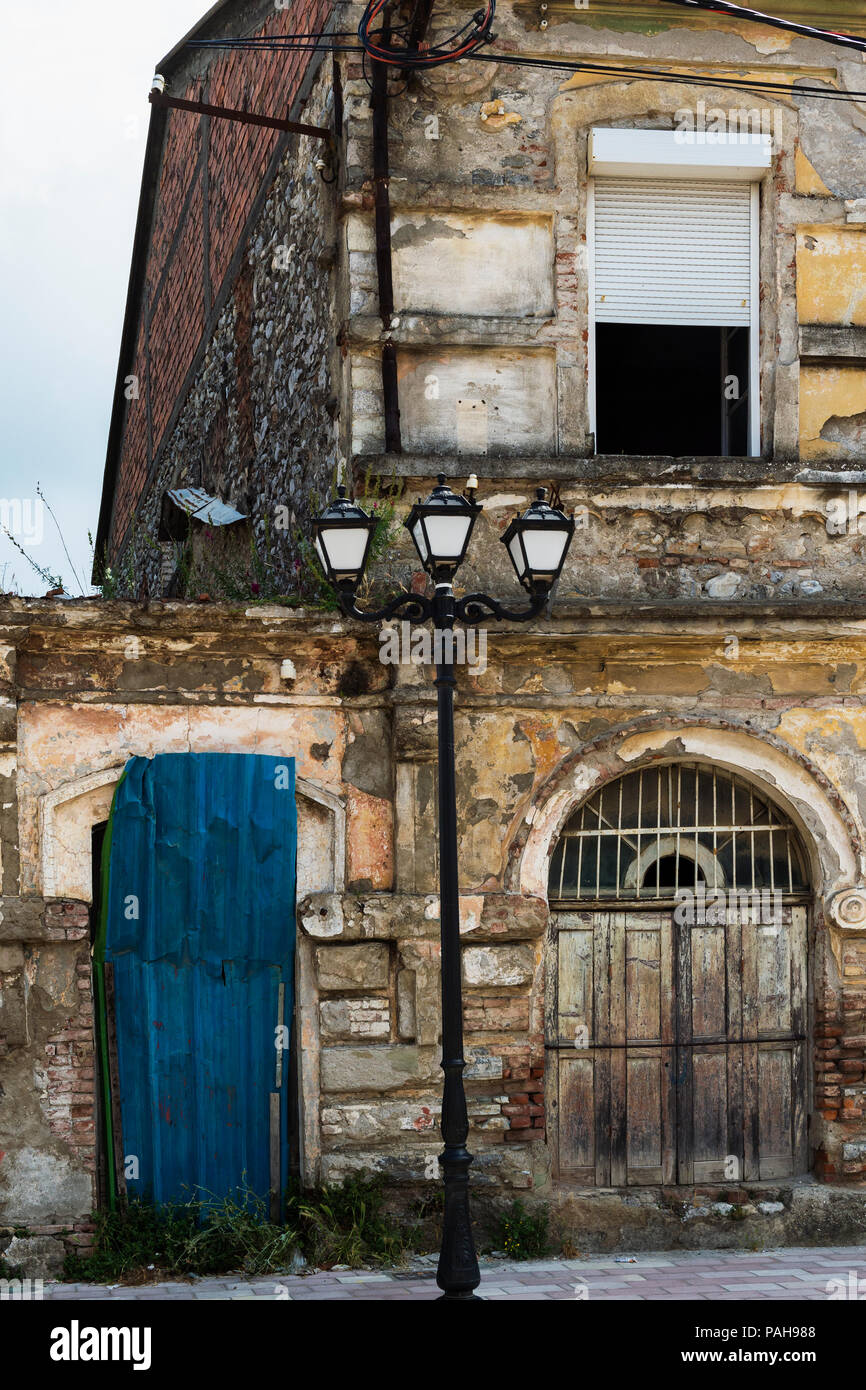 Maisons anciennes, la dégradation du milieu urbain, Shkodra, l'Albanie Banque D'Images