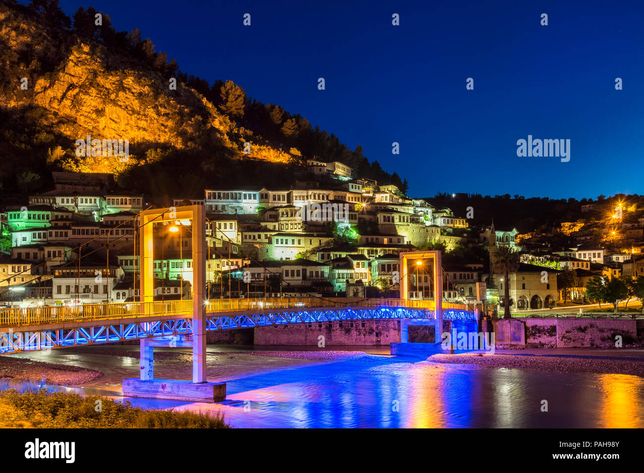 Maisons ottomanes construite sur les collines surplombant la ville de Berat et moderne pont sur l'OSUM river au lever du soleil, l'UNESCO World Heritage Site, Berat, Albanie Banque D'Images