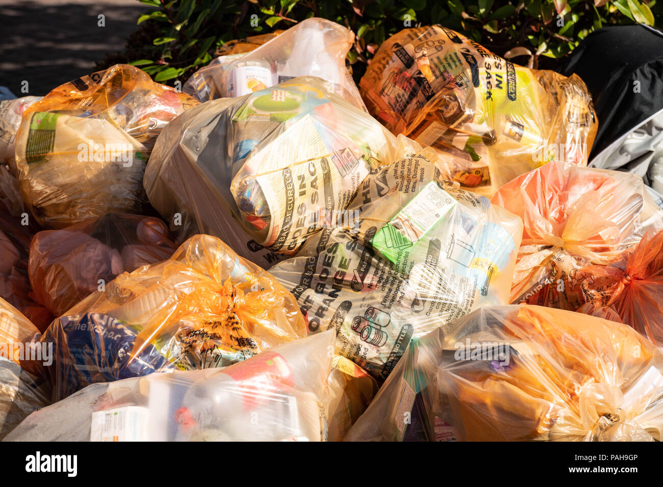 Sacs de recyclage du plastique dans une pile Banque D'Images