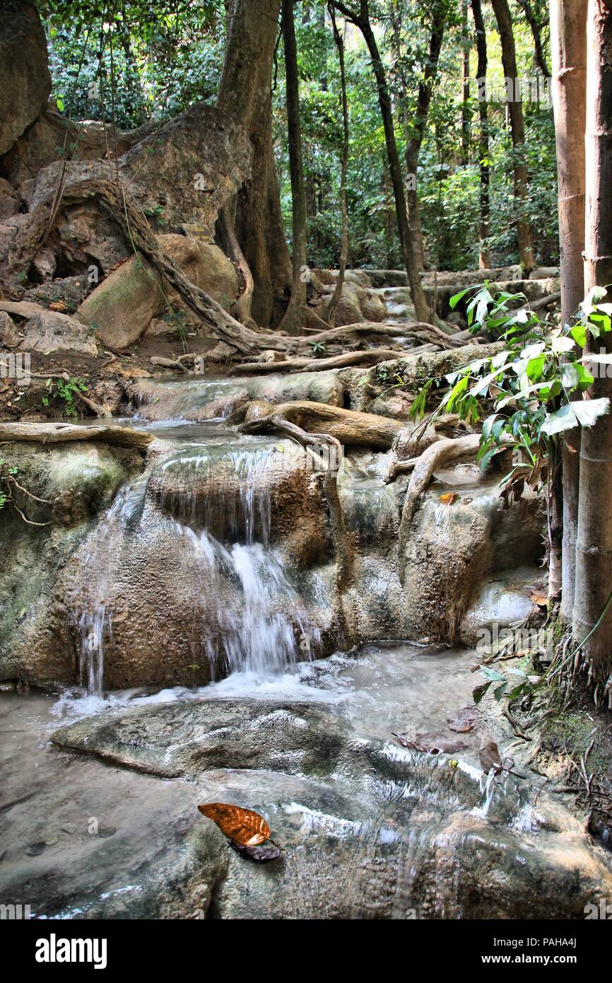 Belle cascade en Thaïlande est le Parc National des chutes d'Erawan. La région de Kanchanaburi. Banque D'Images