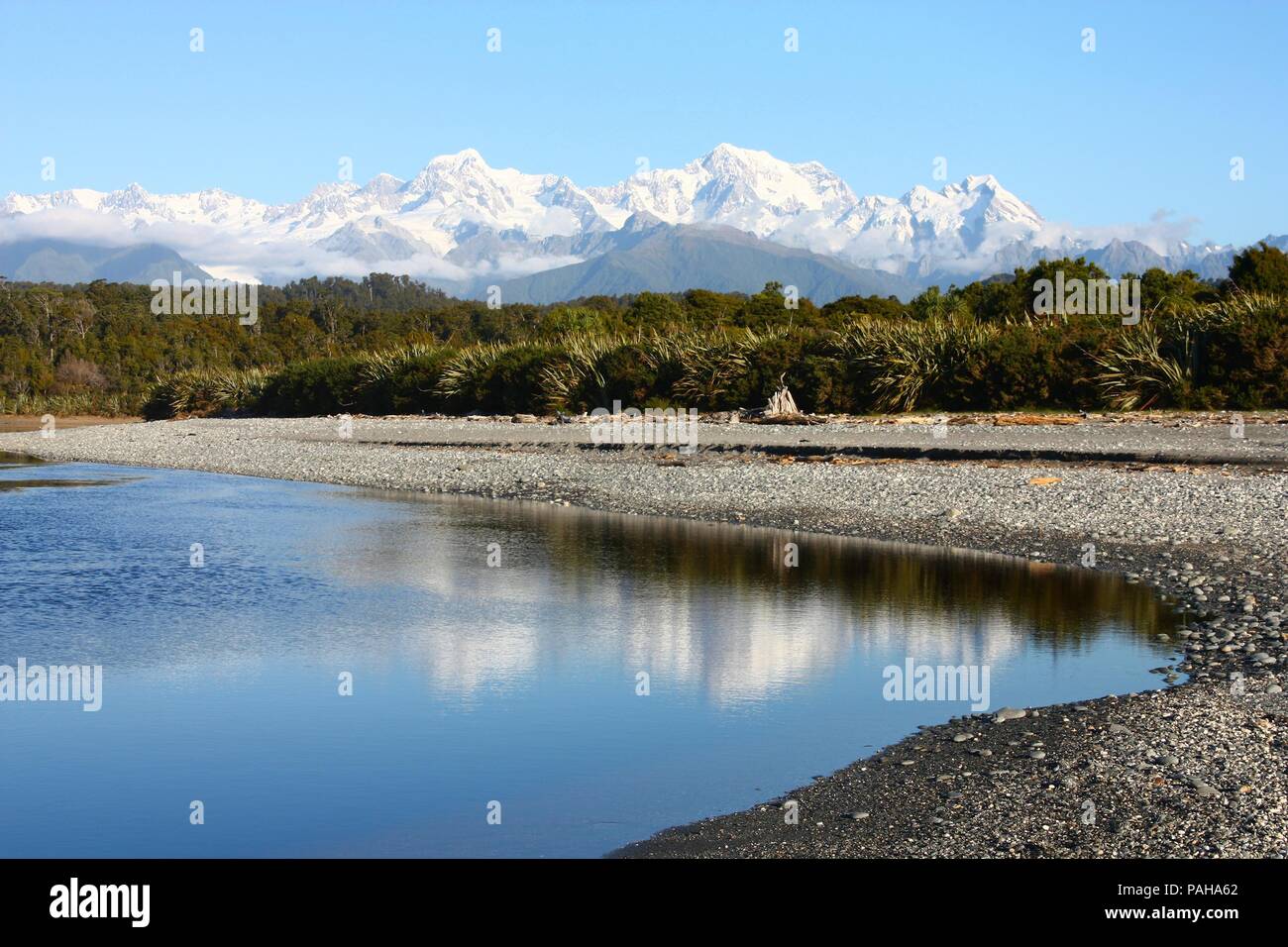 La Nouvelle-Zélande. Paysage de montagne y compris parc Aoraki Mt. Cook et Mt. Tasman des Alpes du Sud. Montagnes aux sommets enneigés. Banque D'Images