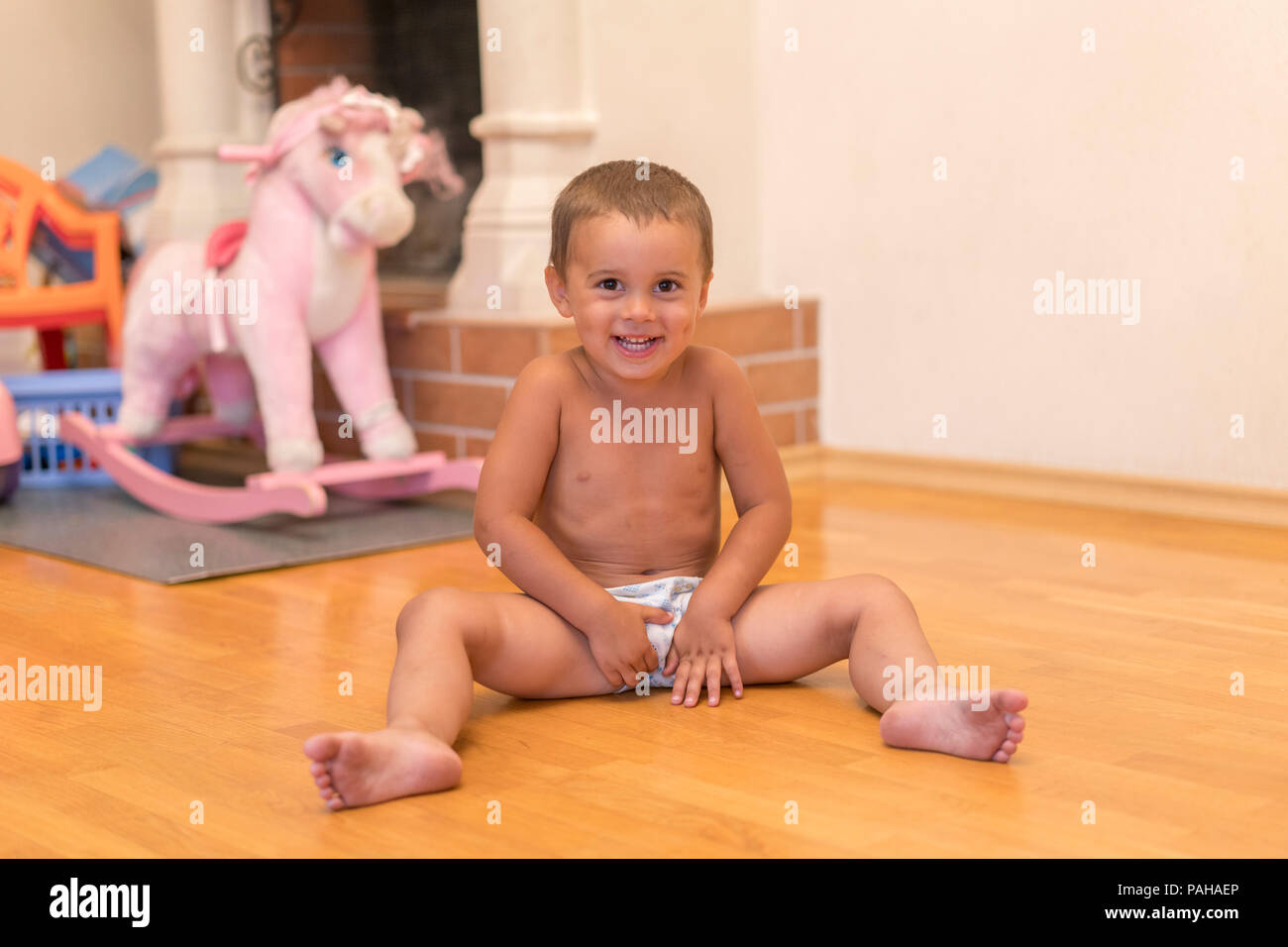 Bebe Garcon Rire Dans La Salle De Jeux Mignon Bebe Garcon Riant Et Montrant Les Dents De Bebe Avec Des Jouets Sur Un Arriere Plan Flou Photo Stock Alamy Bebe Garcon Rire Dans La Salle De Jeux Mignon Bebe Garcon Riant Et Montrant Les Dents De Bebe Avec Des Jouets Sur Un Arriere Plan Flou Photo Stock Alamy
