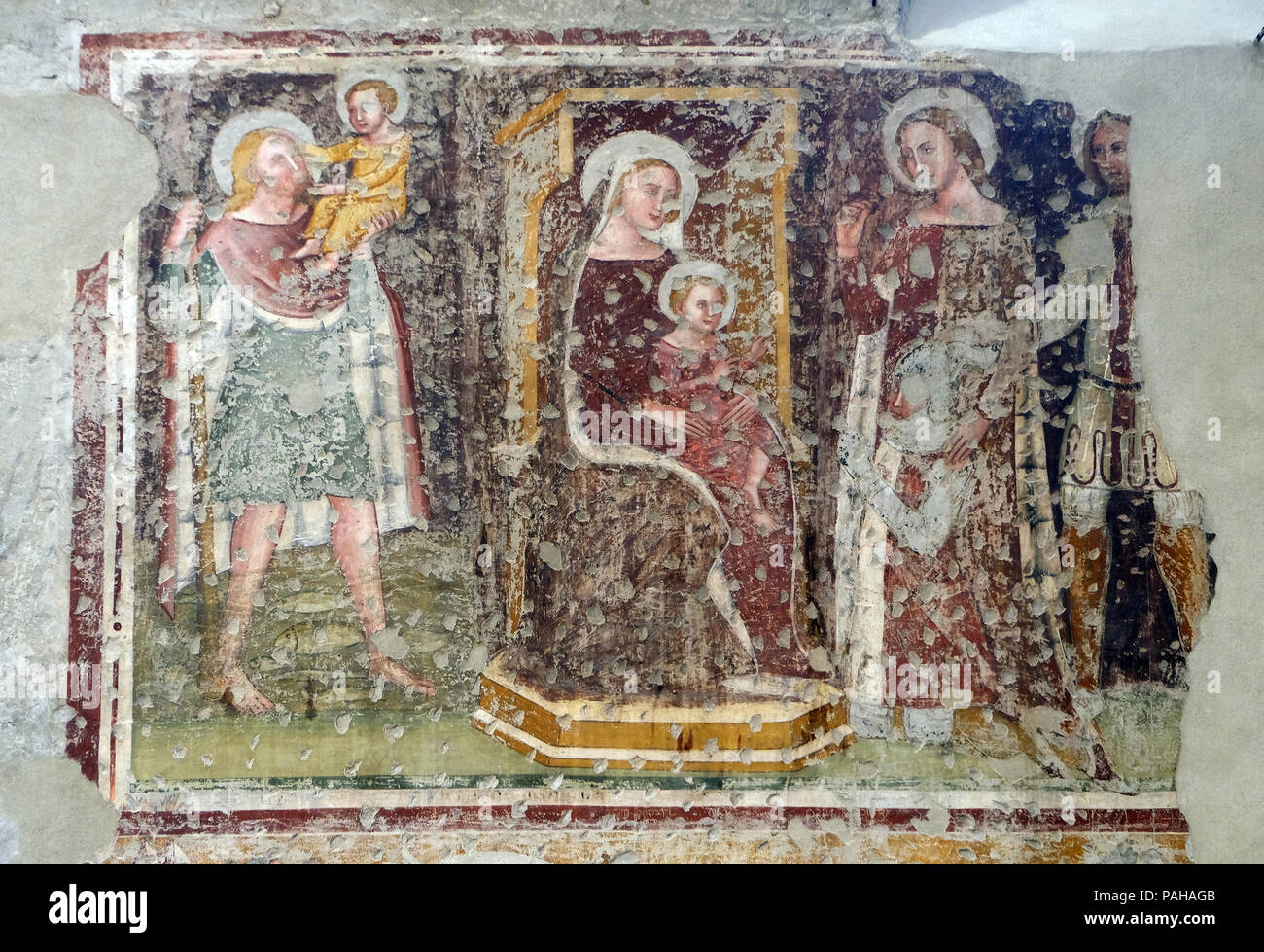 Vierge et l'enfant, Saints Christophe, Catherine, Georges et un adorateur Knight, fresque dans l'église de San Pietro Martire, à Vérone, Italie Banque D'Images