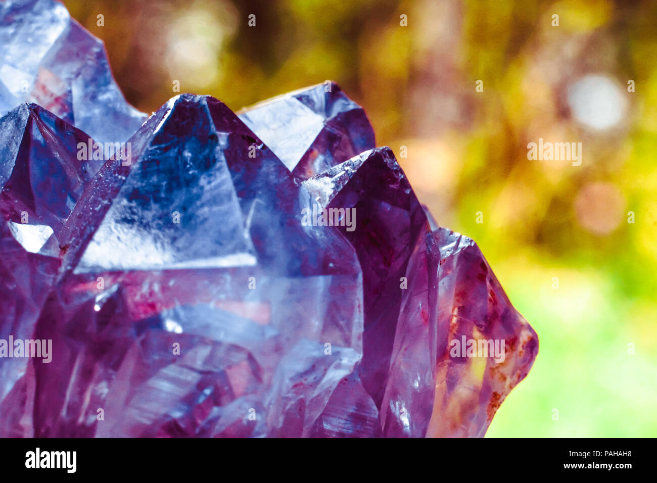 Pierre Cristal minéral macro, surface rugueuse des cristaux de quartz améthyste violet Banque D'Images